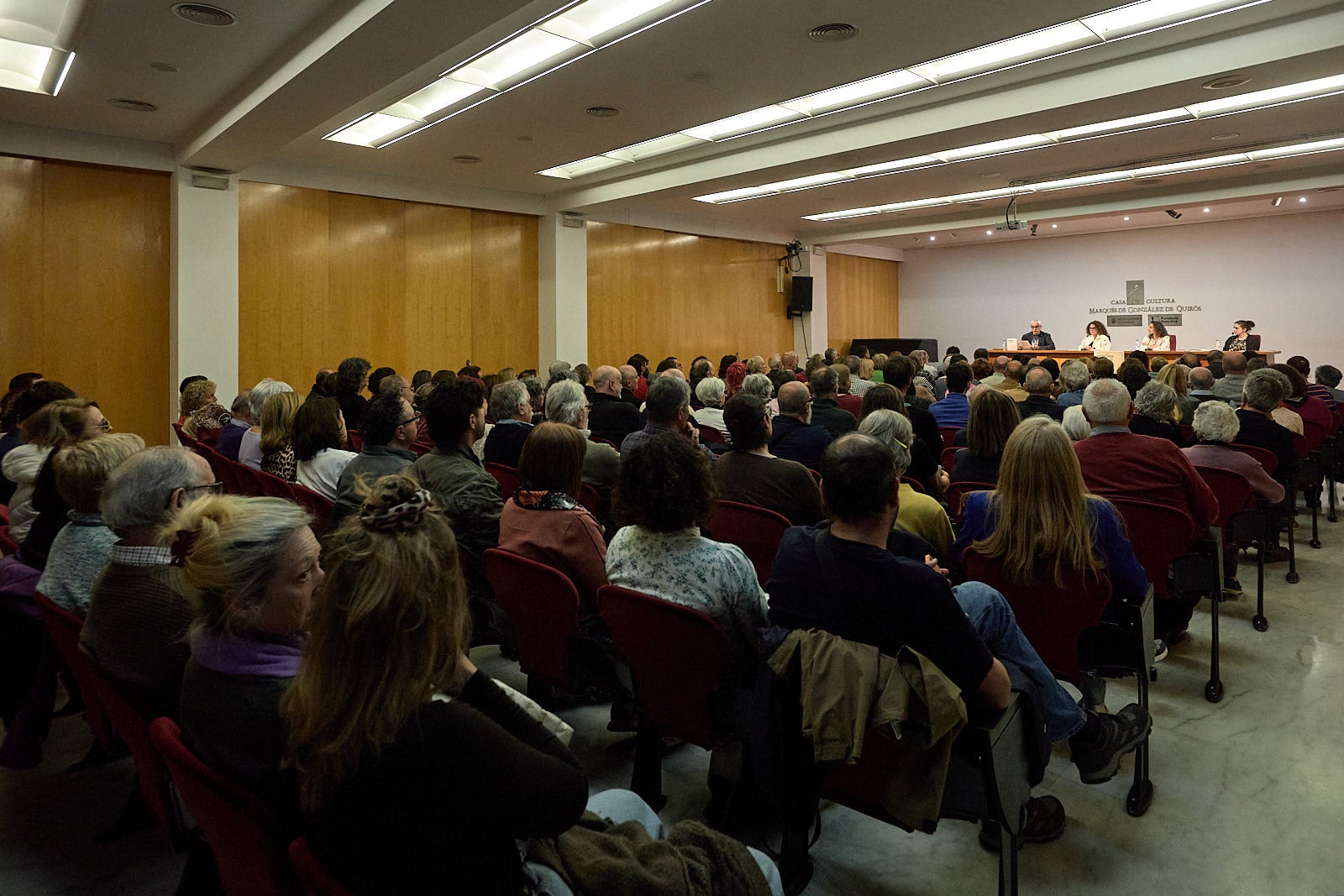 Presentació a Gandia del llibre 'Memòria de l’oblit. La repressió franquista a la Safor', de la fotoperiodista Eva Máñez