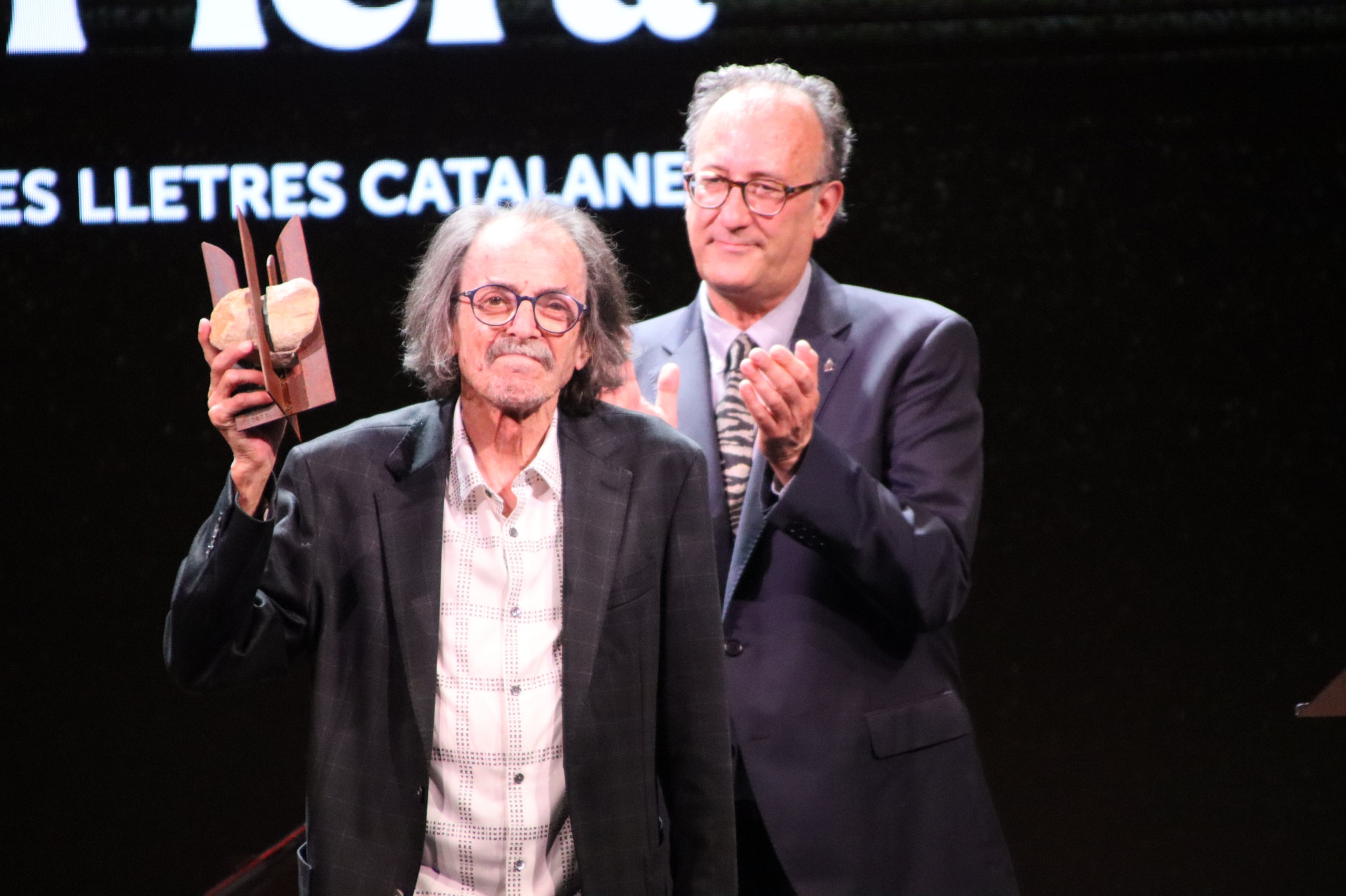 Josep Piera rep el 55è Premi d'Honor de les Lletres Catalanes al Palau de la Música, a Barcelona, el 12 de juny del 2023 | Eli Don | ACN
