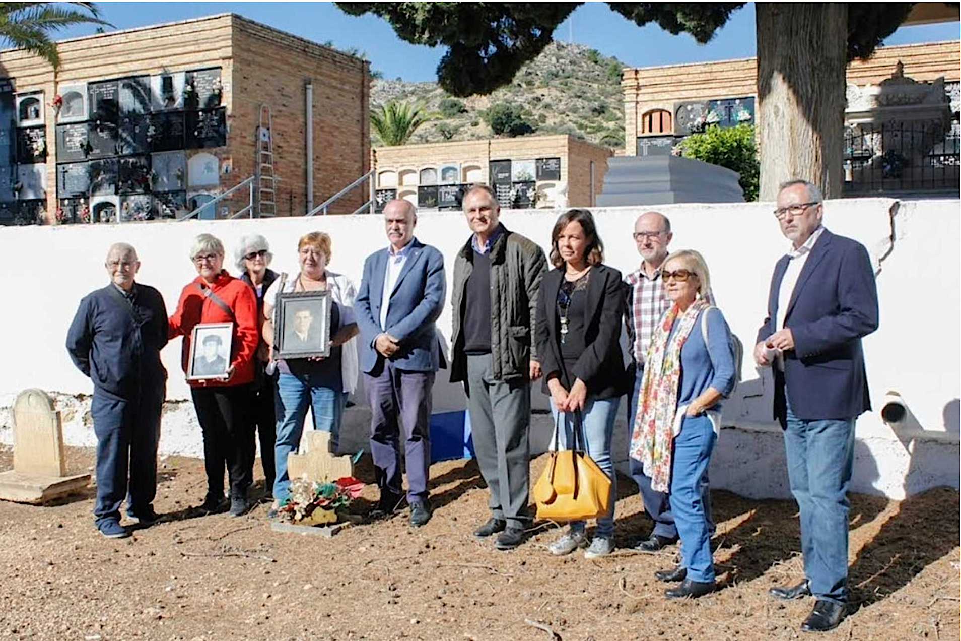 Familiars de víctimes del  franquisme al cementeri de Llíria, el 2018