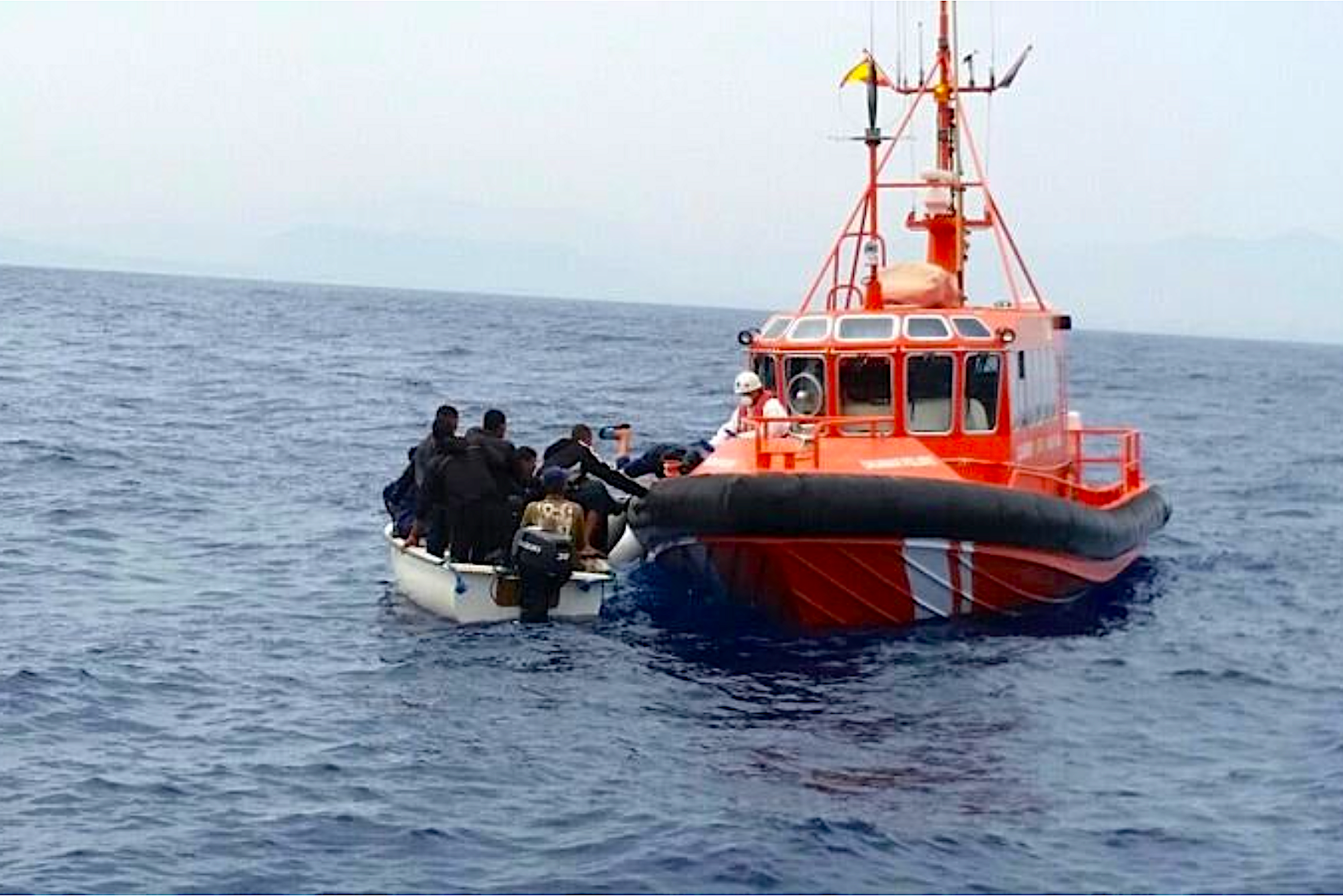 Rescat de migrants que viatjaven en una pastera en aigües de la Marina Baixa, el 2018 | EP