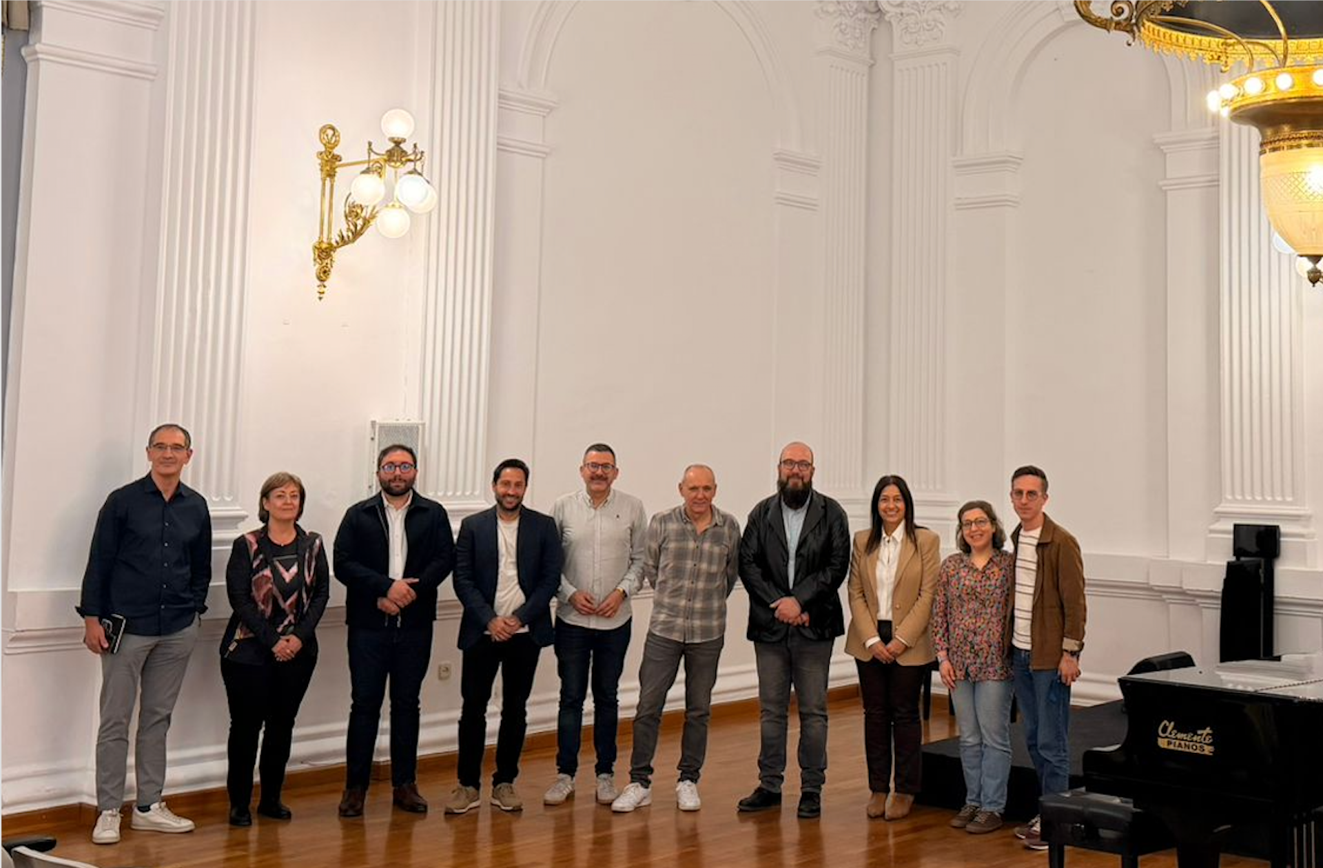 Les delegacions dels ajuntaments de Xàtiva i Vila-real, reunides a la Casa de Cultura de la capital de la Costera