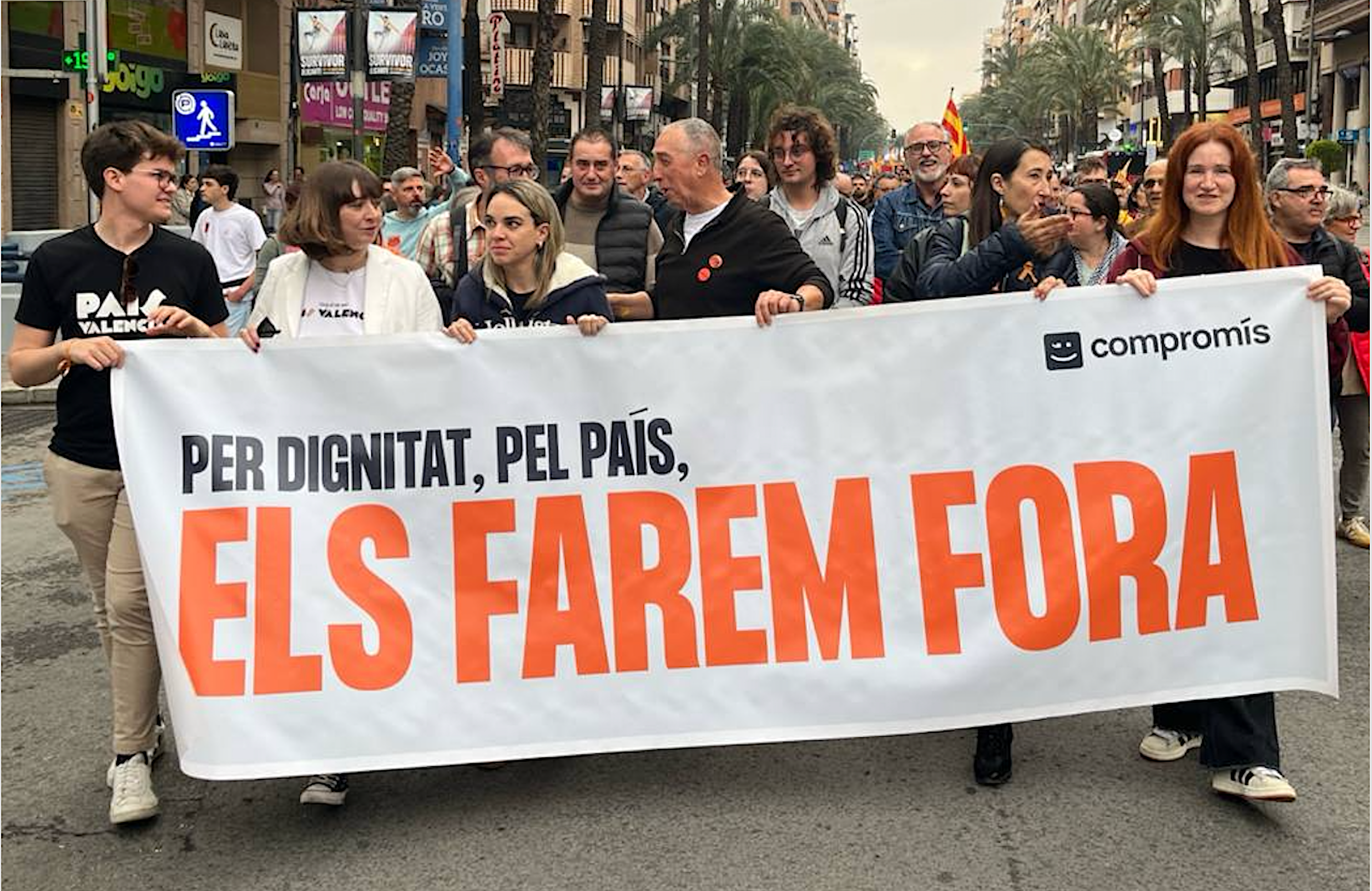 Representants de Compromís en la manifestació del 25 d'Abril del 2025 a Alacant | DLV