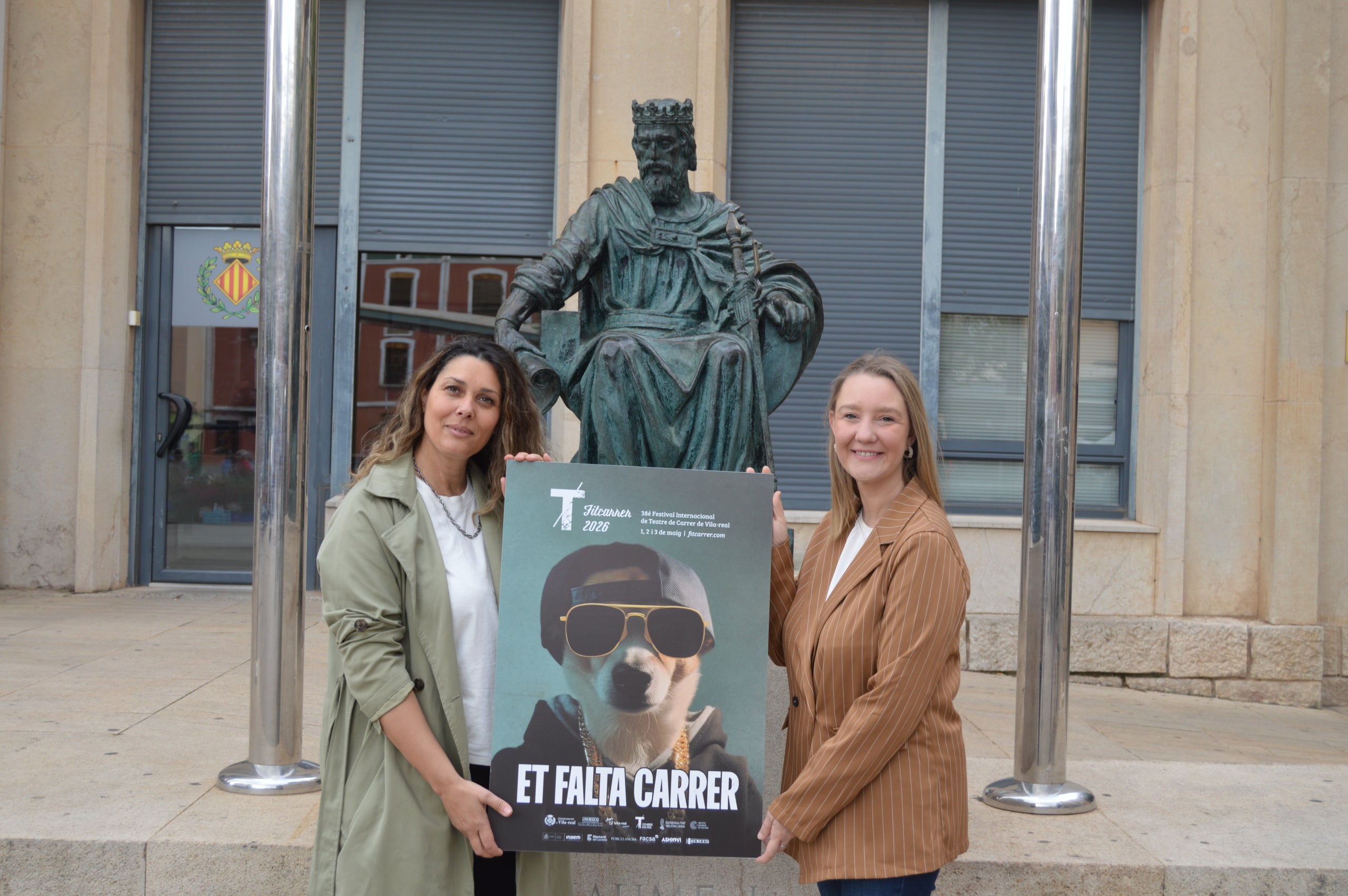 La directora del FITCarrer, Sara Recatalà, i la regidora de Cultura i vicealcaldessa, Maria Fajardo, presenten el festival d'enguany