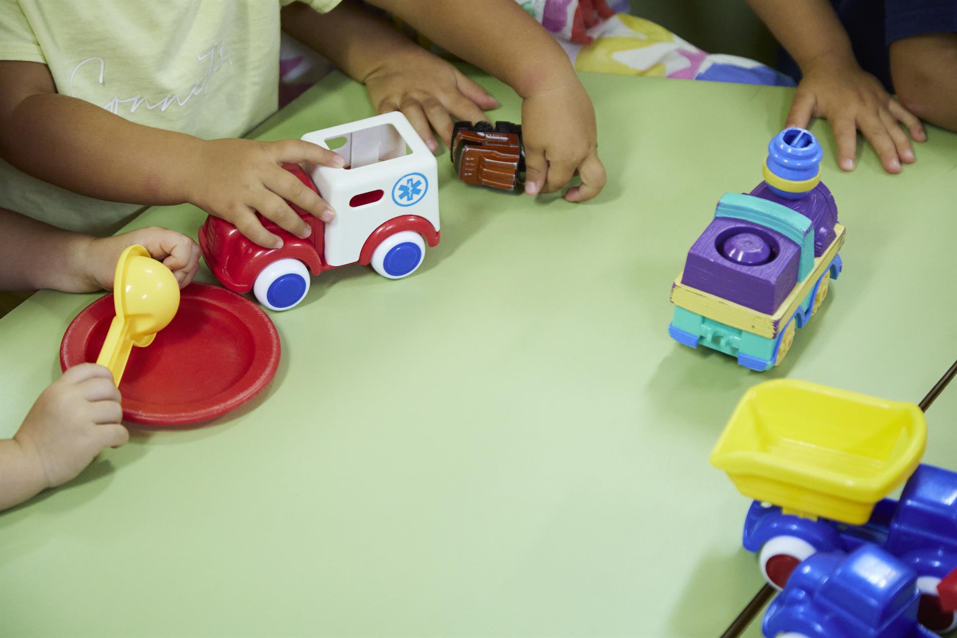 Xiquets jugant en una taula | EP