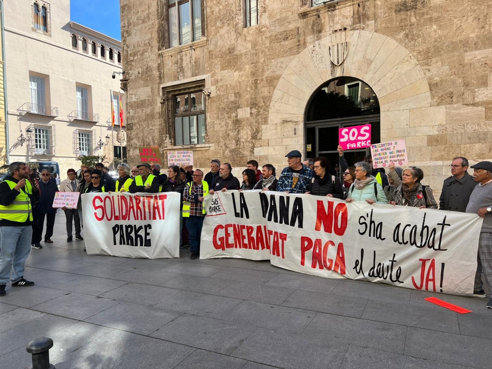 Protesta de col·lectius del Parc Alcosa o d'Orba d'Alfafar davant el Palau de la Generalitat | EP