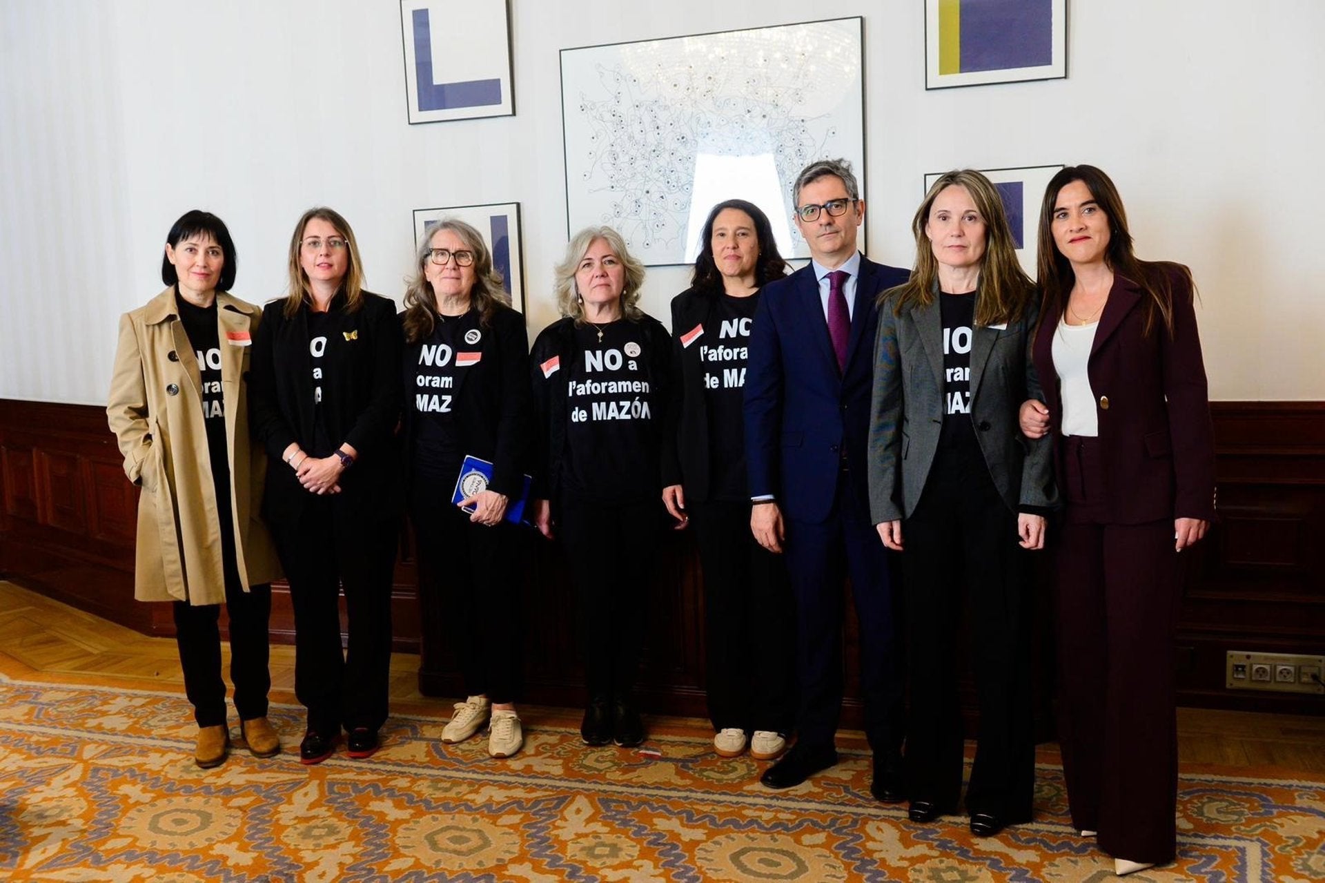 Les representants de les associacions de víctimes de la dana amb el ministre de Presidència i Justícia, Félix Bolaños | EP