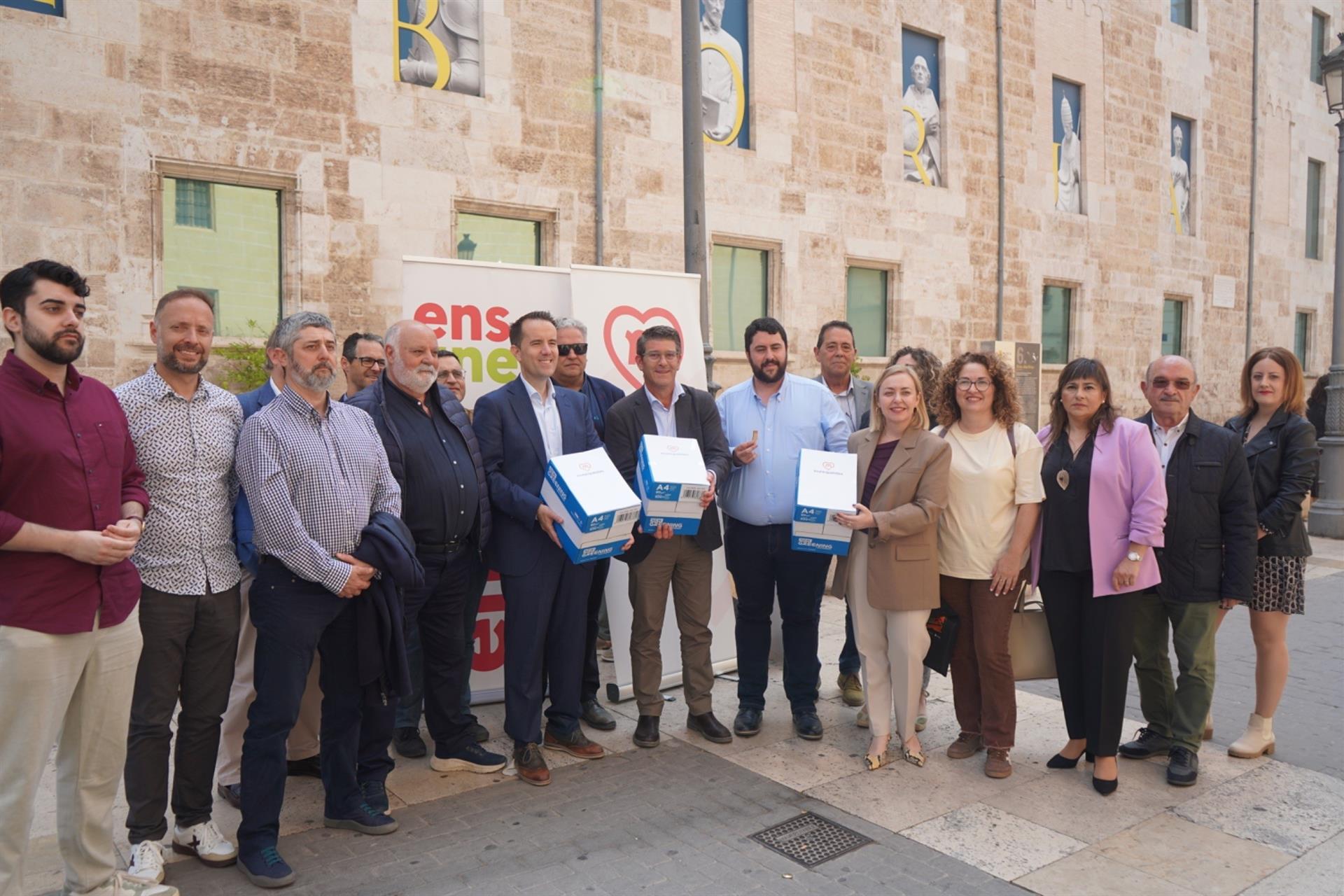Unió Municipalista lliura a Les Corts les signatures que donen suport a la ILP que demana rebaixar el llindar electoral al 3%