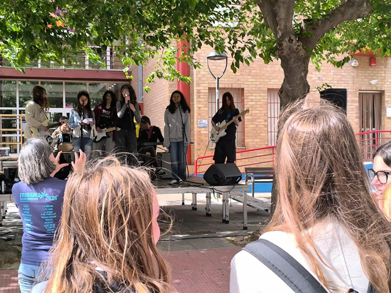 Un escenari permetia als joves fer les seues pròpies actuacions en directe