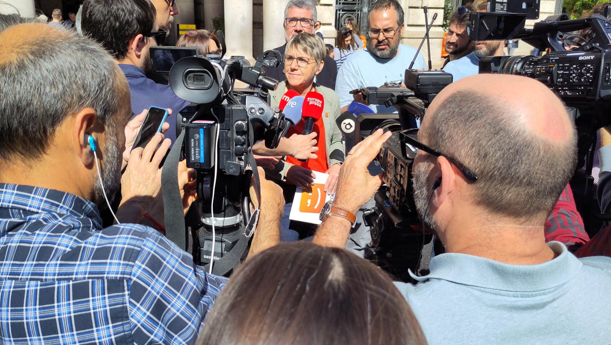 La portaveu de Compromís, Papi Robles, atenent a la premsa