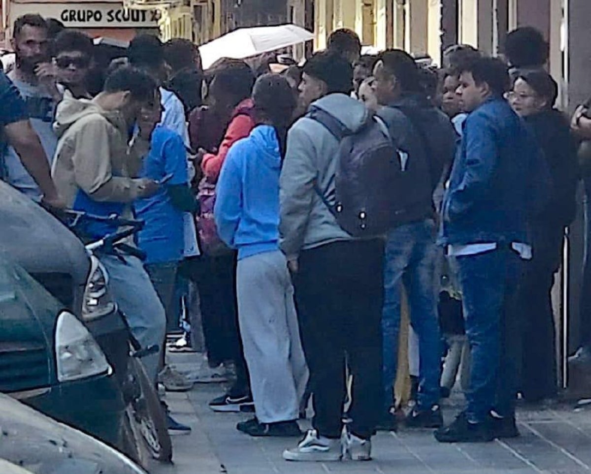 La manca de recursos administratius està obligant milers de persones a fer cues interminables