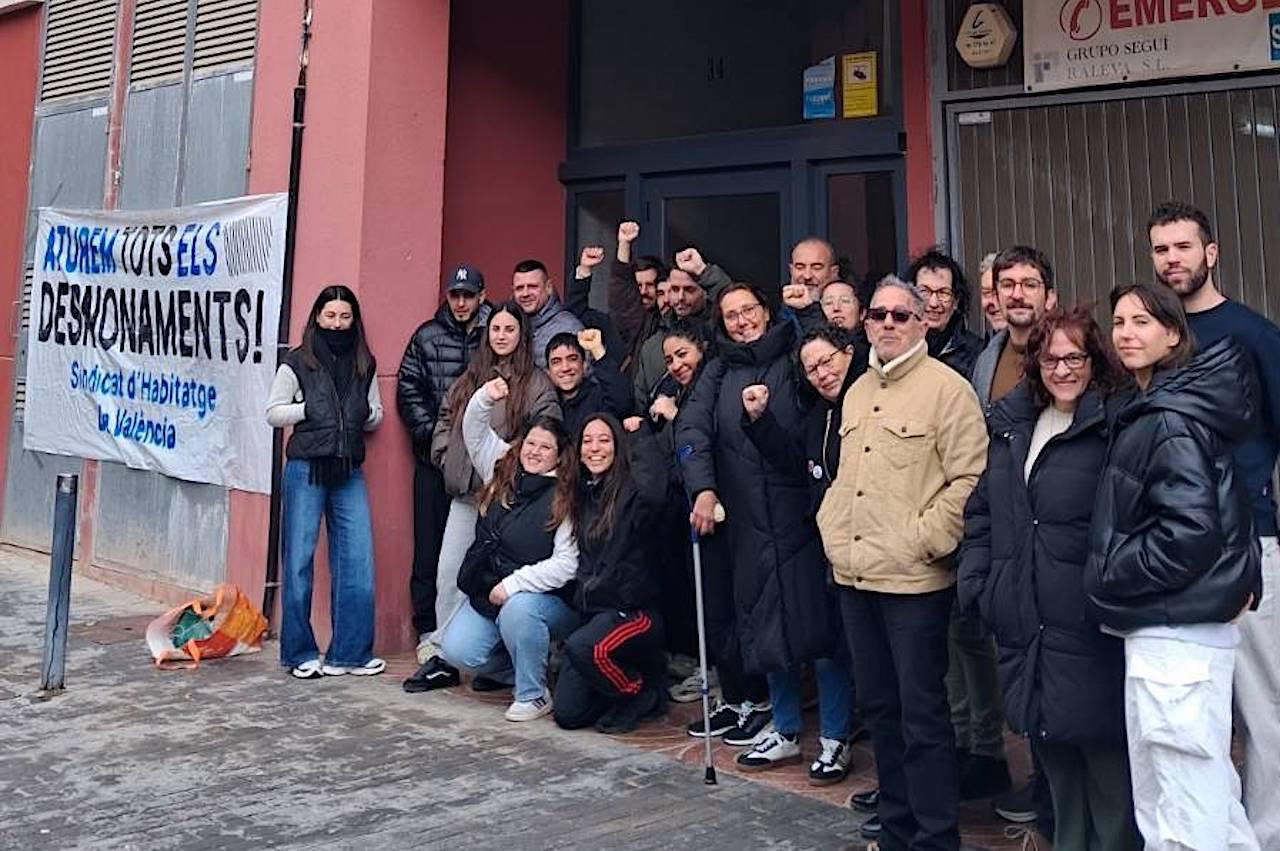 Activistes del SHV aturant un desnonament en una imatge d'arxiu