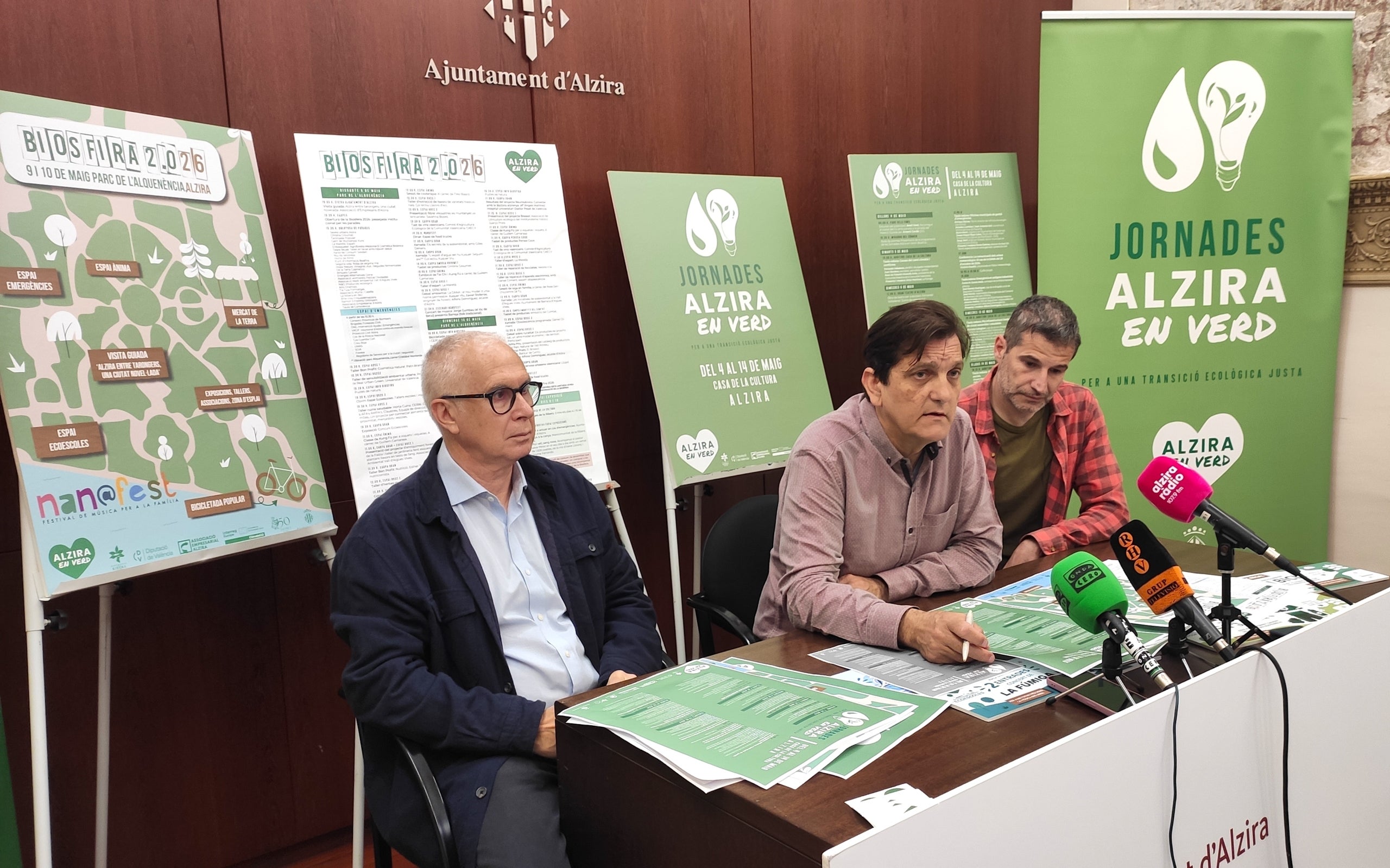 L'alcalde d'Alzira, Alfons Domínguez; el cap de servei de l'àrea d'Emergència Climàtica, Llorenç Pérez, i el tècnic Pau Sapiña
