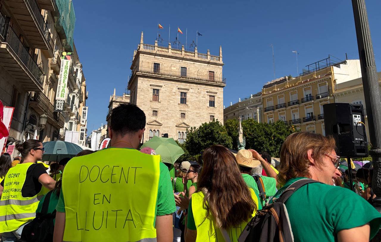 Docents protesten davant del Palau de la Generalitat, el 29 de maig del 2026 | UGT PV