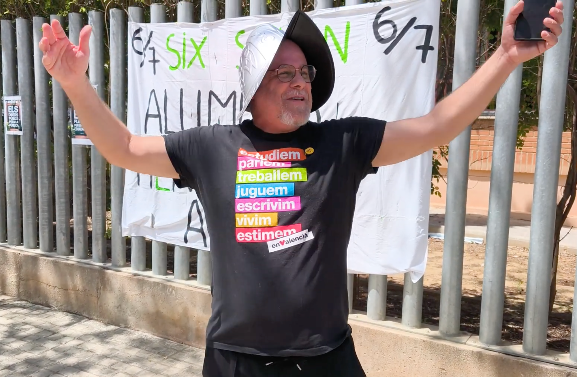 L'actor i humorista Xavi Castillo dona suport a la vaga educativa indefinida