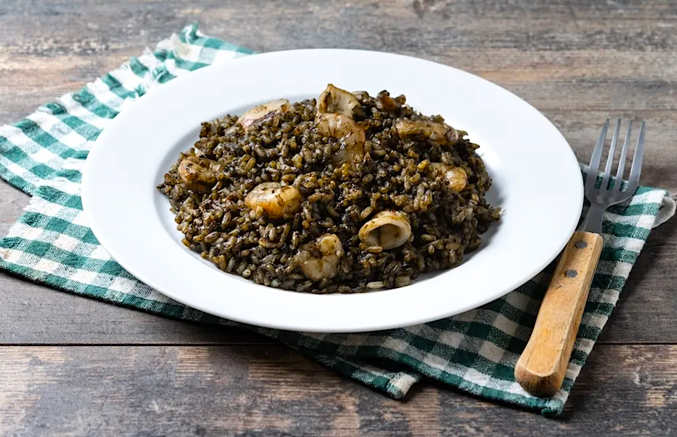 Arròs negre amb calamarsons | Freepik