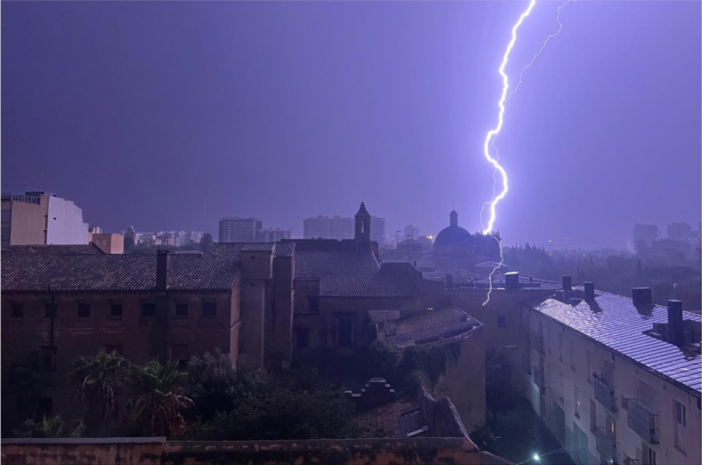 La ciutat de València il·luminada per un llamp. Era el 10 d’octubre del 2025.  En primer terme, el  primitiu monestir de les Clarisses, també conegut amb el nom de convent de la Trinitat. La ciutat dels mil campanars, segons que escrivia Víctor Hugo... | Susanna Vilanova