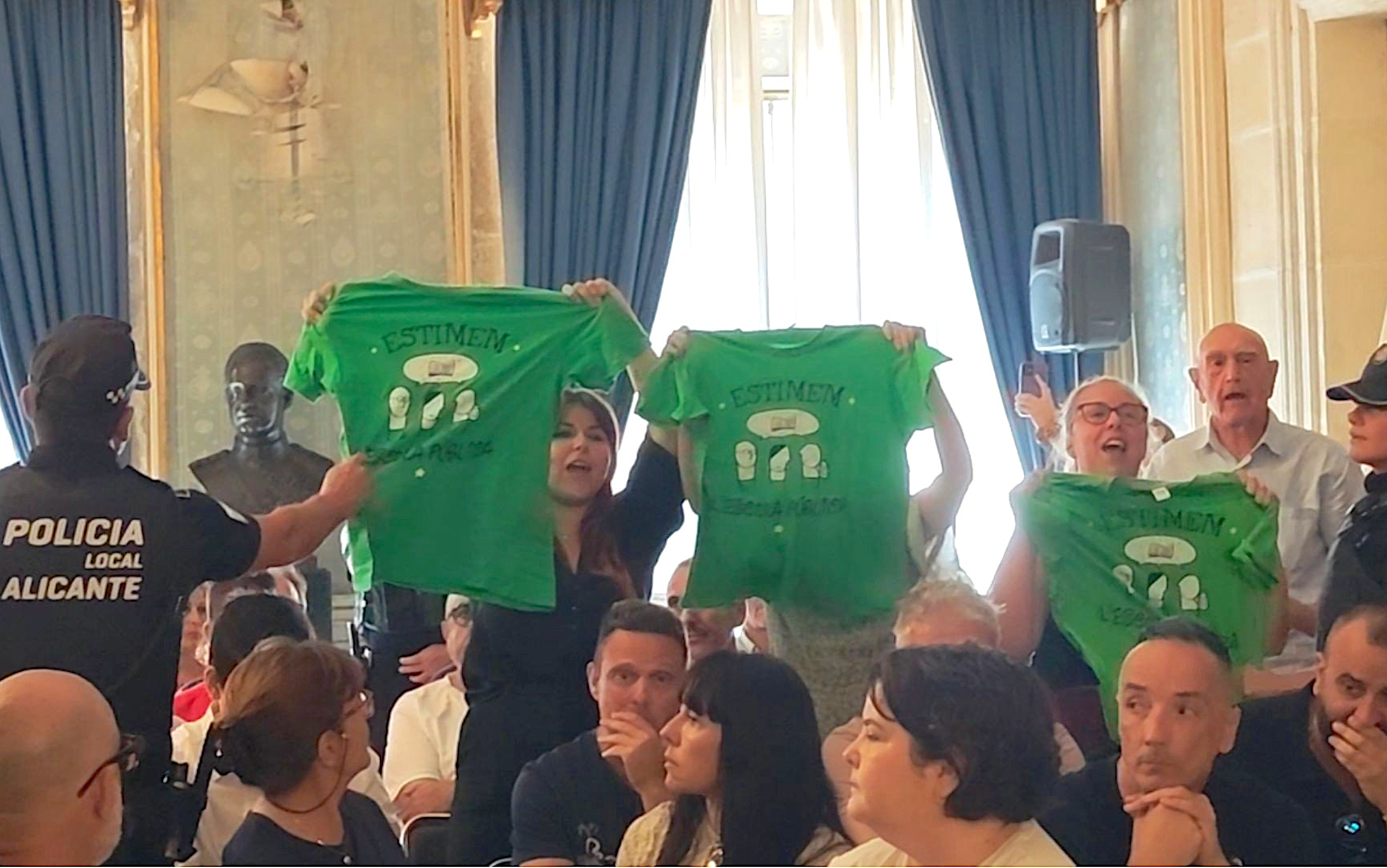 Diverses persones donen suport a la vaga educativa durant el ple de l'Ajuntament d'Alacant, el 28 de maig del 2026 | EP