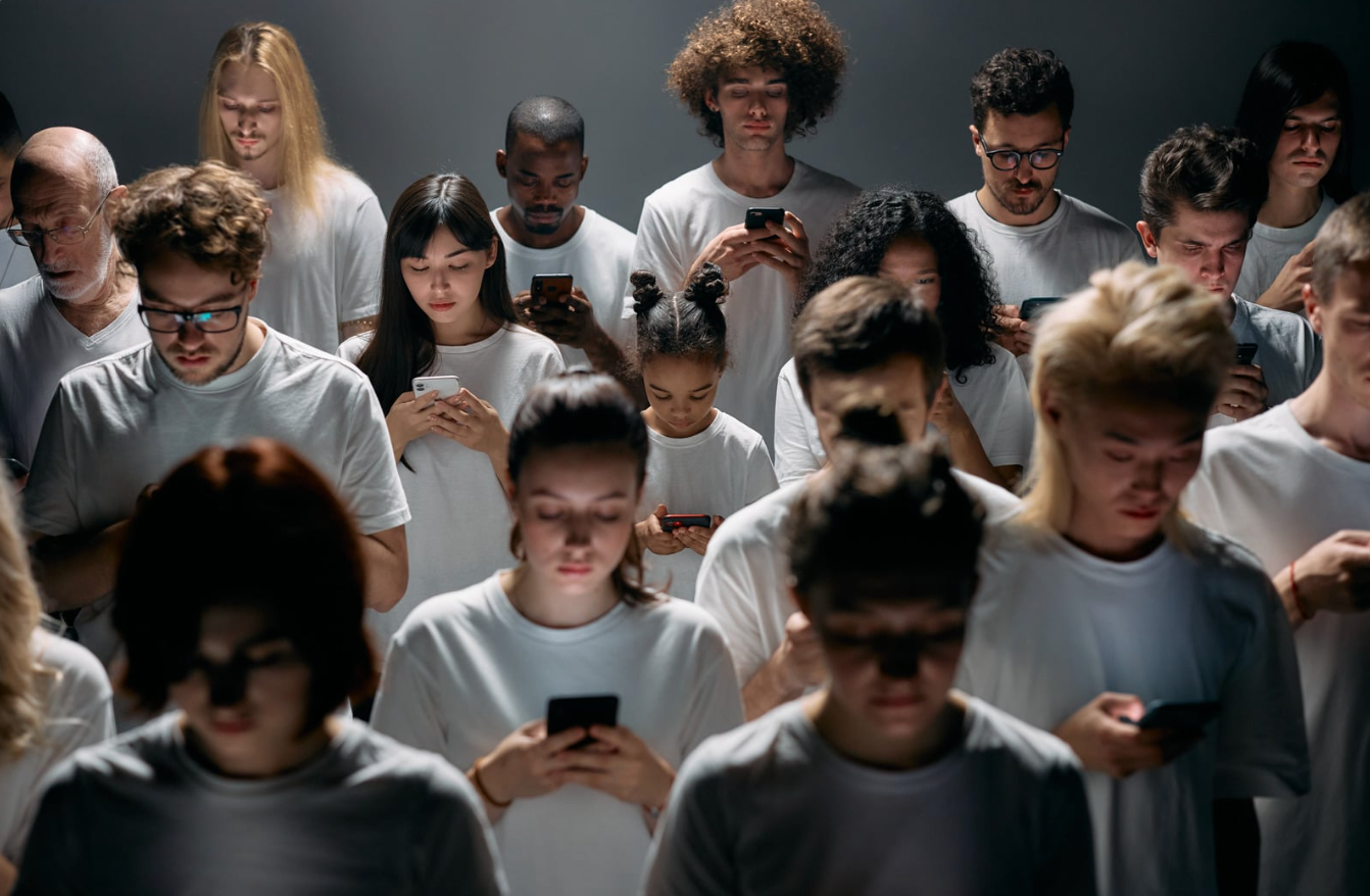Grup de persones interactuant amb els telèfons mòbils | Pexels
