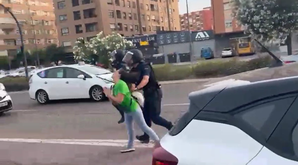 Captura de pantalla del moment en que el policia agredeix la dona sense cap provocació prèvia