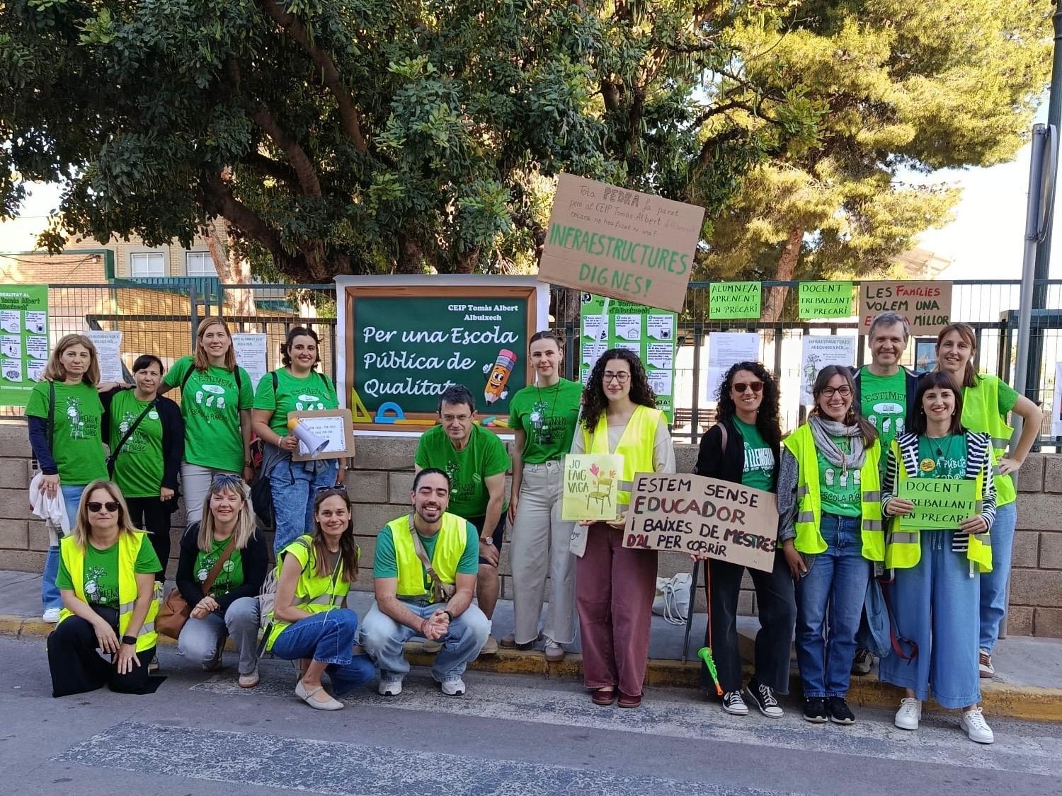 Concentració de docents davant un centre educatiu el segon dia de la vaga indefinida
