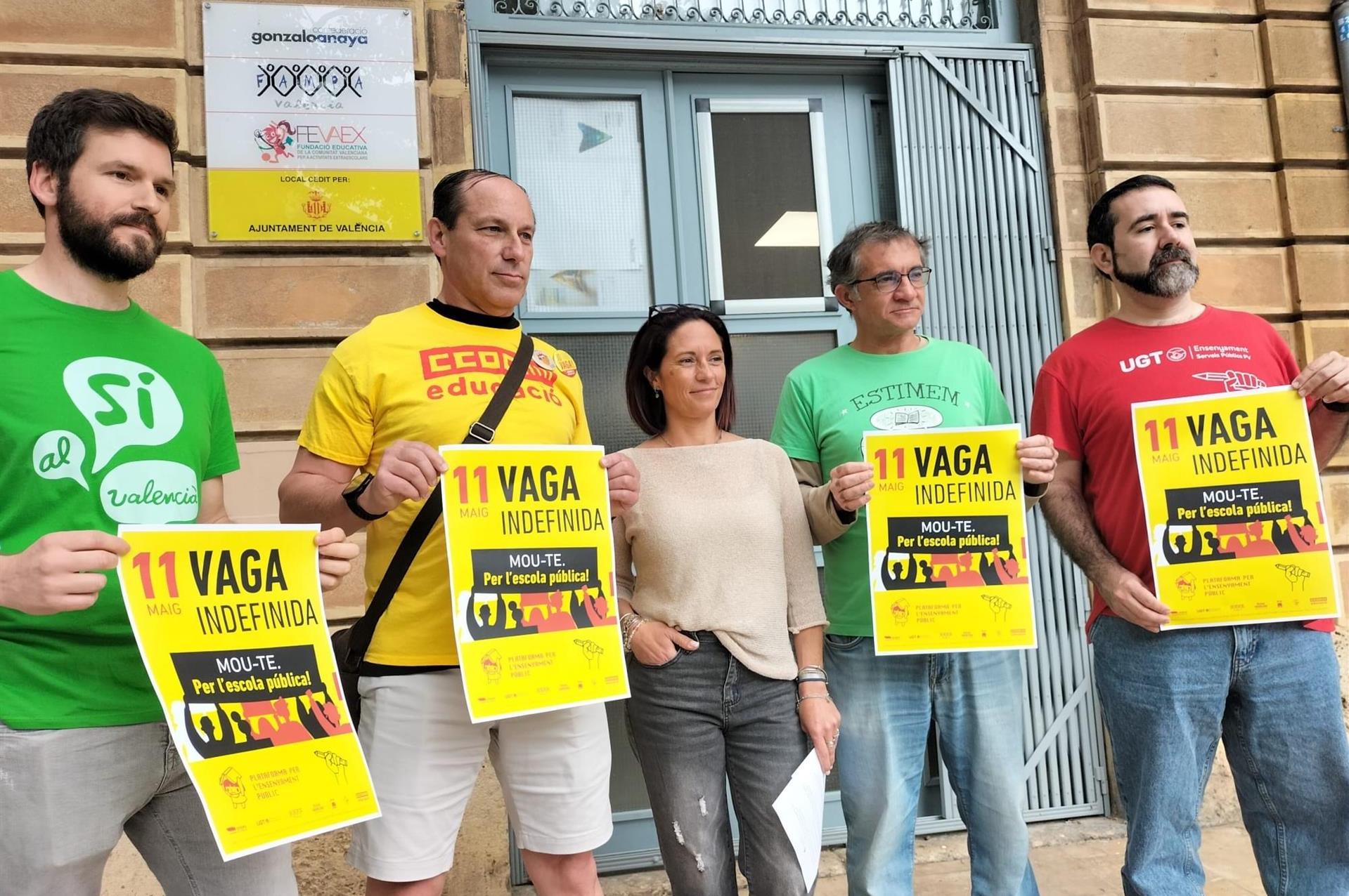 Representants de la Plataforma en Defensa de l'Ensenyament amb cartells de la convocatòria de vaga indefinida