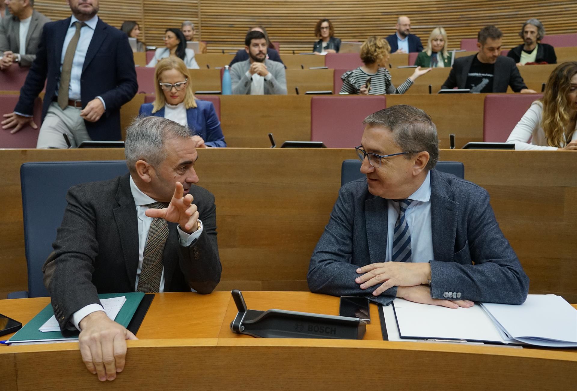El conseller d'Agricultura, Aigua, Ramaderia i Pesca, Miguel Barrachina, i l'exconseller d'Educació, Cultura, Universitats i Ocupació i actual titular d'Hisenda, José Antonio Rovira | Eduardo Manzana | EP