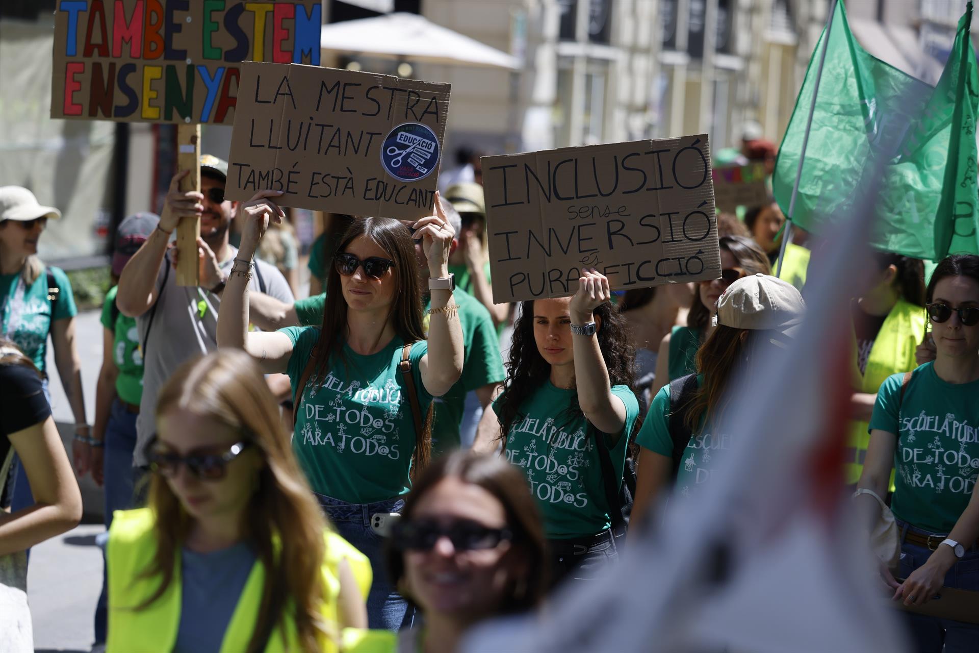 Manifestació durant la vaga educativa indefinida | Rober Solsona | EP
