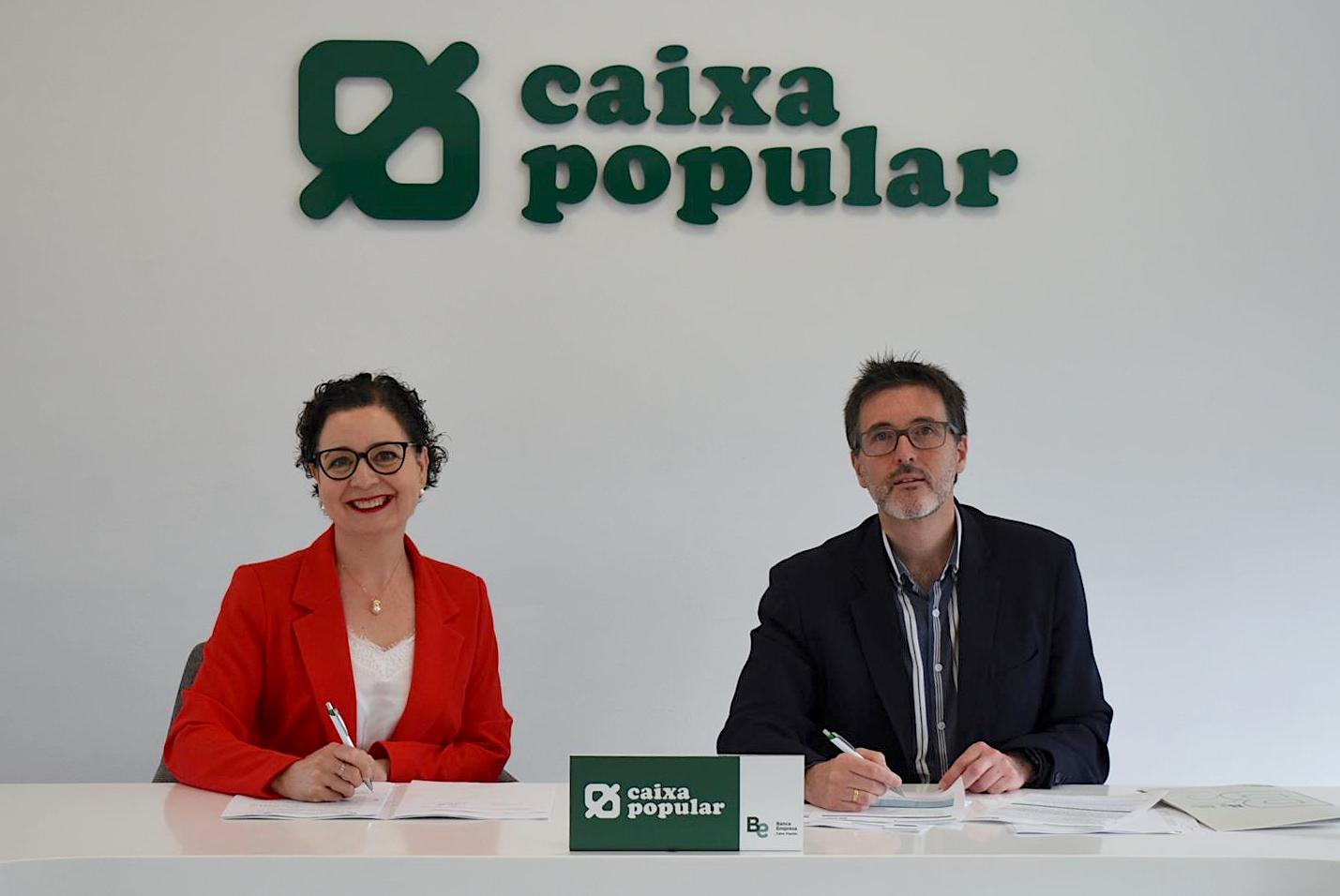 La presidenta d'Ivefa, Emi Boix, i el director de Banca Empresa de Caixa Popular, Juan Gallur, signen l'acord de col·laboració | EP