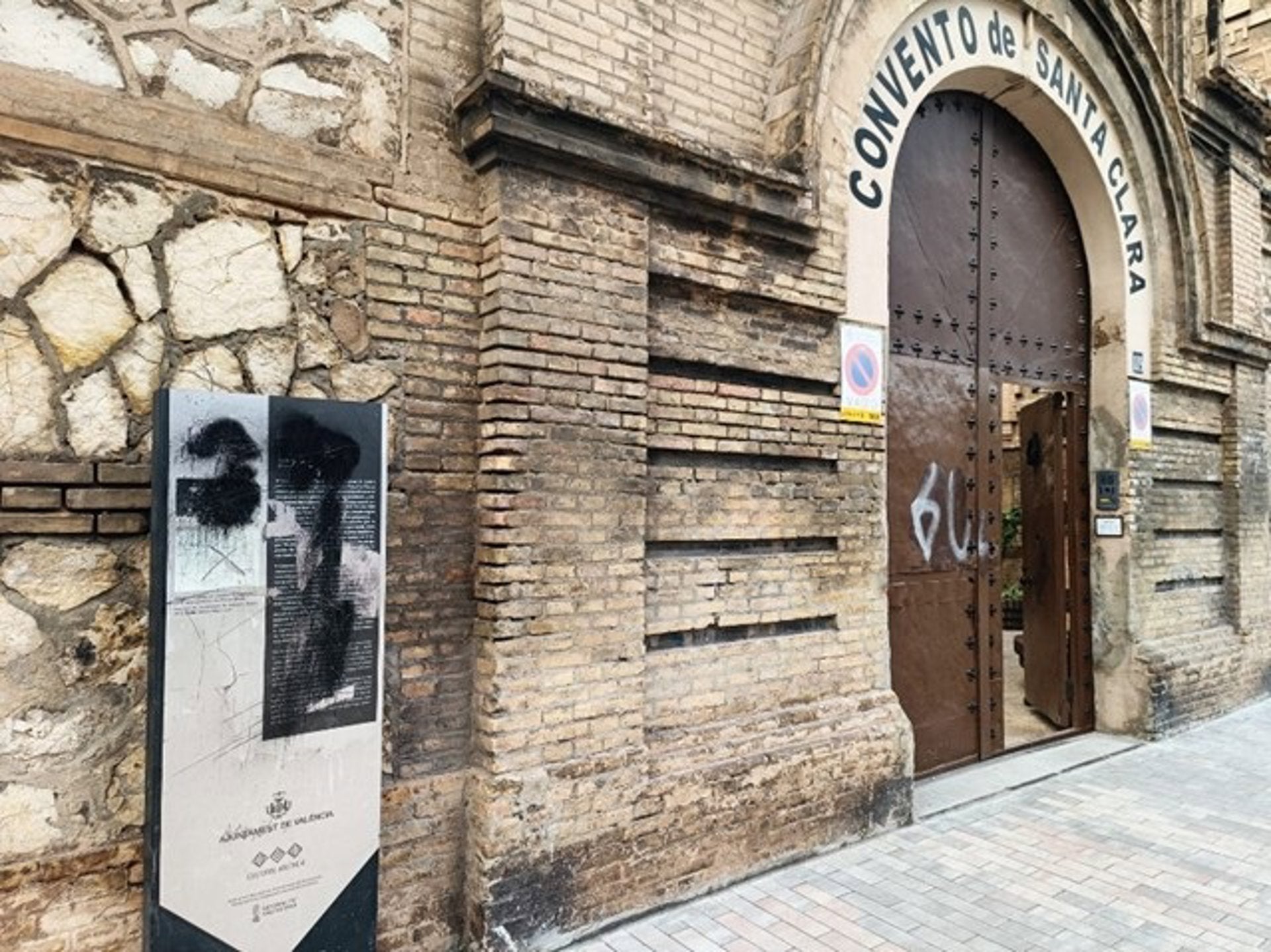 Acte vandàlic contra el monòlit instal·lat al convent de Santa Clara de València,  presó de dones franquista |  EP