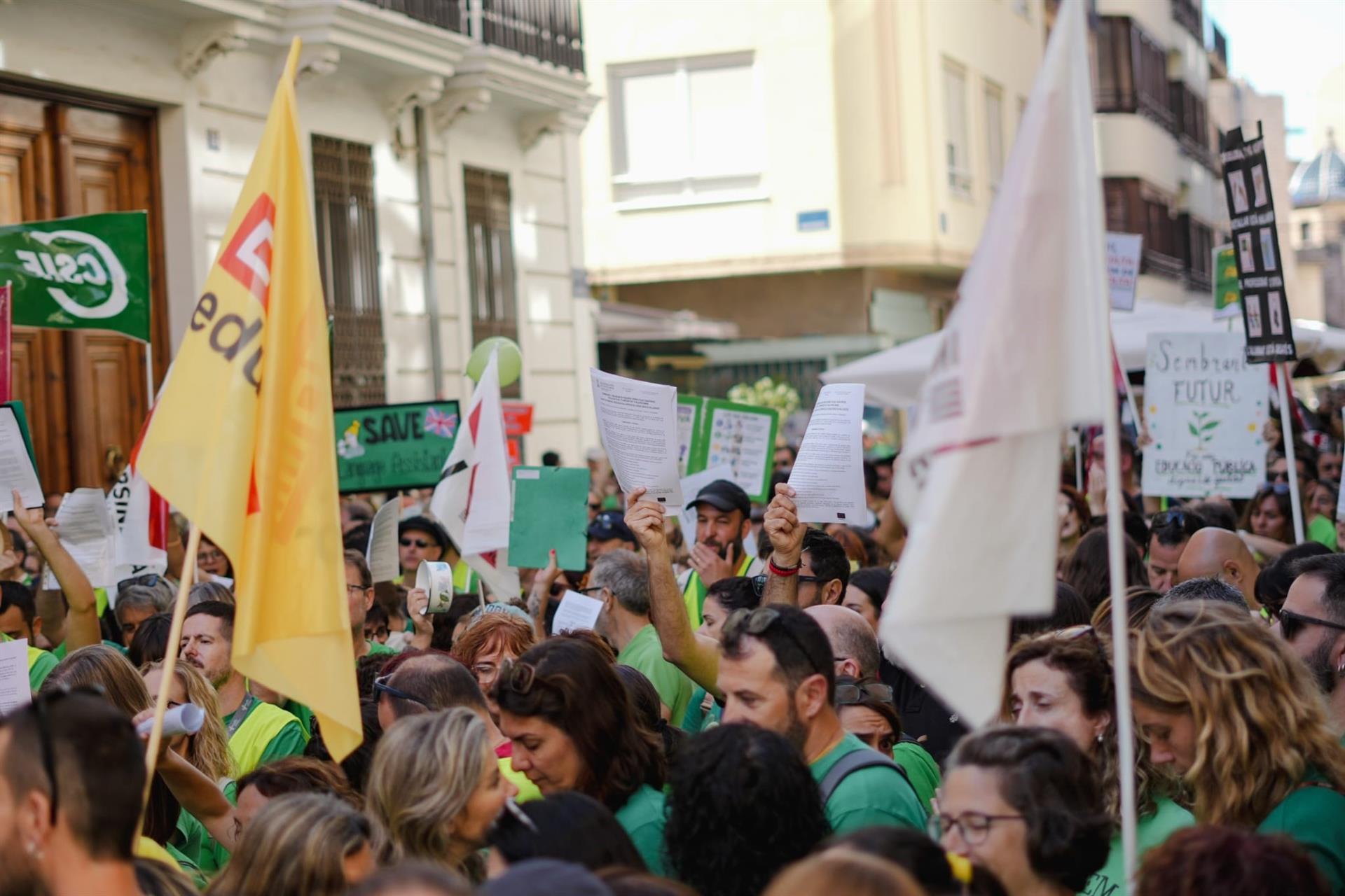 Professorat es concentra davant les Corts Valencianes, el 21 de maig del 2026 | Jorge Gil | EP