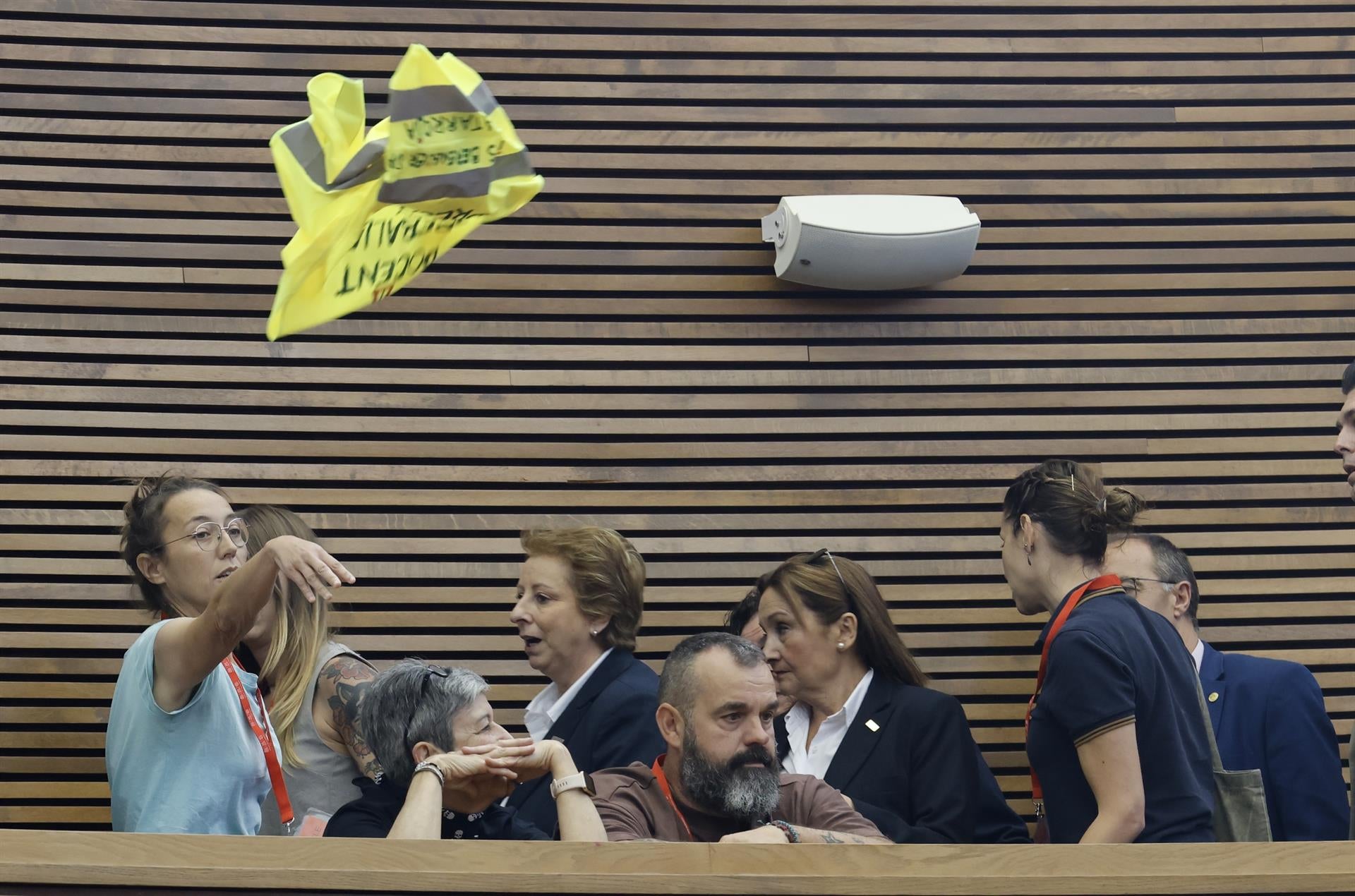 Desallotgen un grup de professores de Les Corts entre crits de 'Consellera, dimissió', durant la sessió de control del 21 de maig del 2026 | Rober Solsona | EP