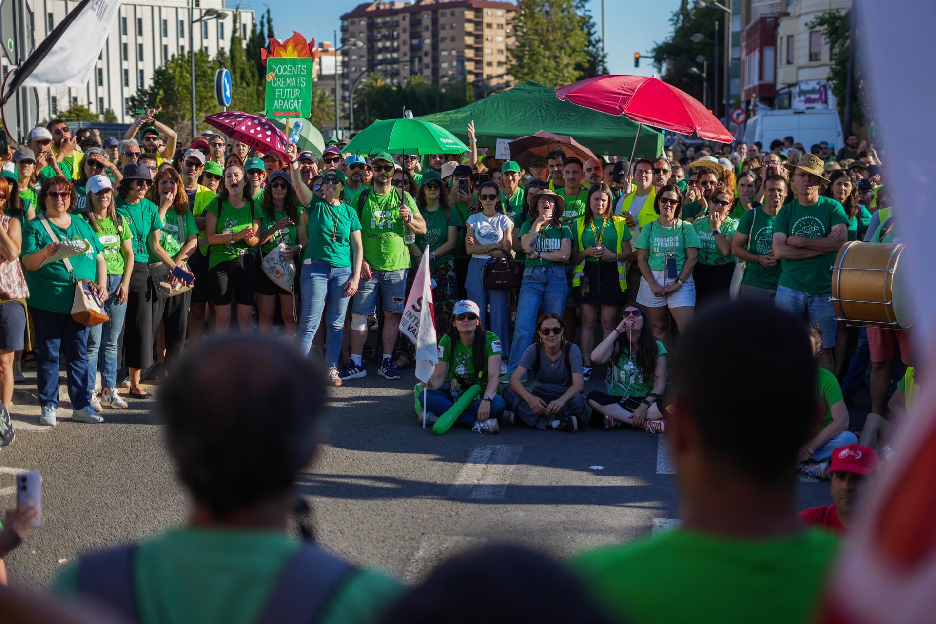 Concentració de docents davant la Conselleria d'Educació, durant la vaga indefinida, el 25 de maig del 2026 | Jorge Gil | EP