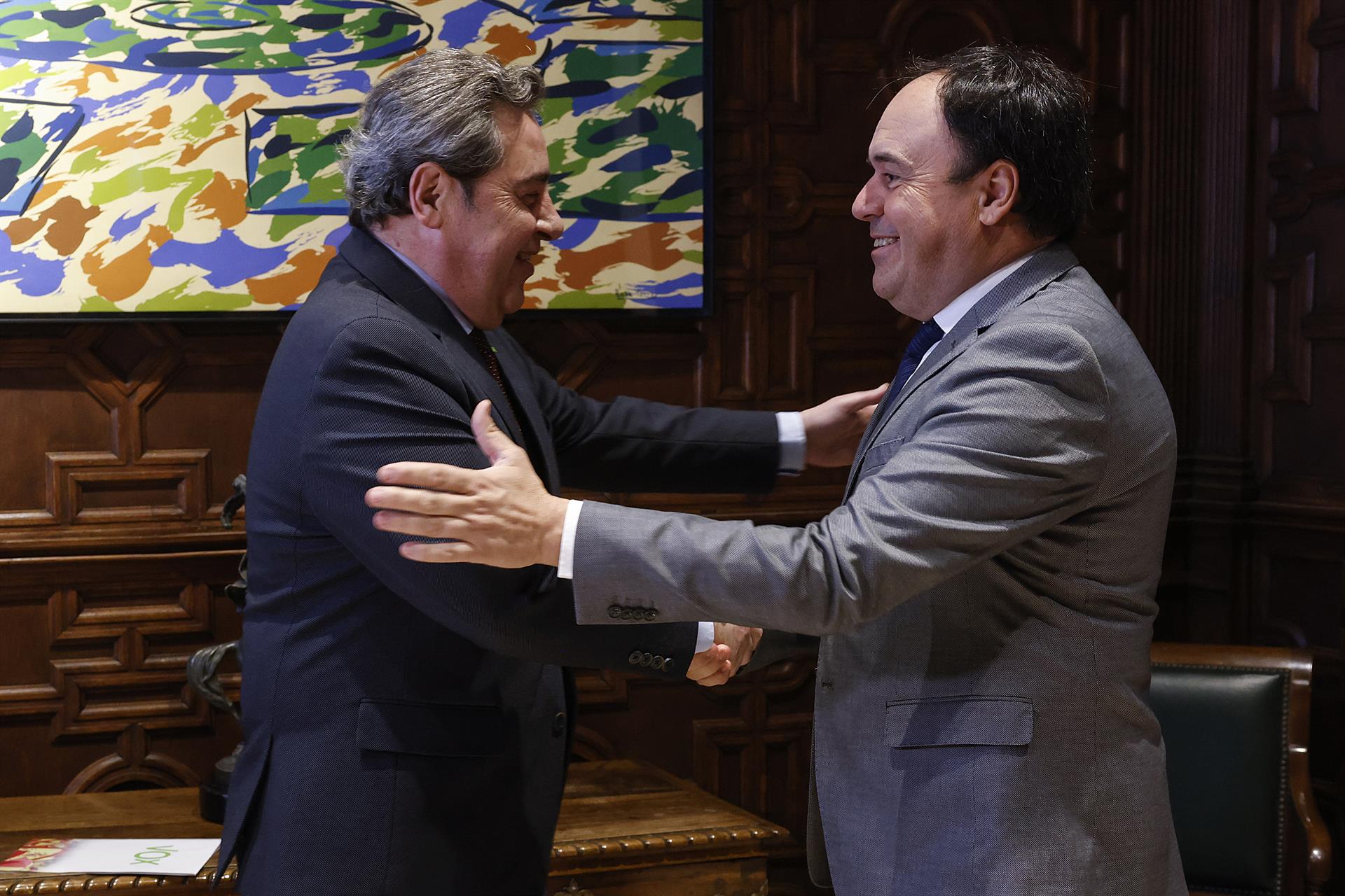 El síndic de Vox a Les Corts, José M. Llanos, i el president de la Generalitat, Pérez Llorca | Rober Solsona | EP