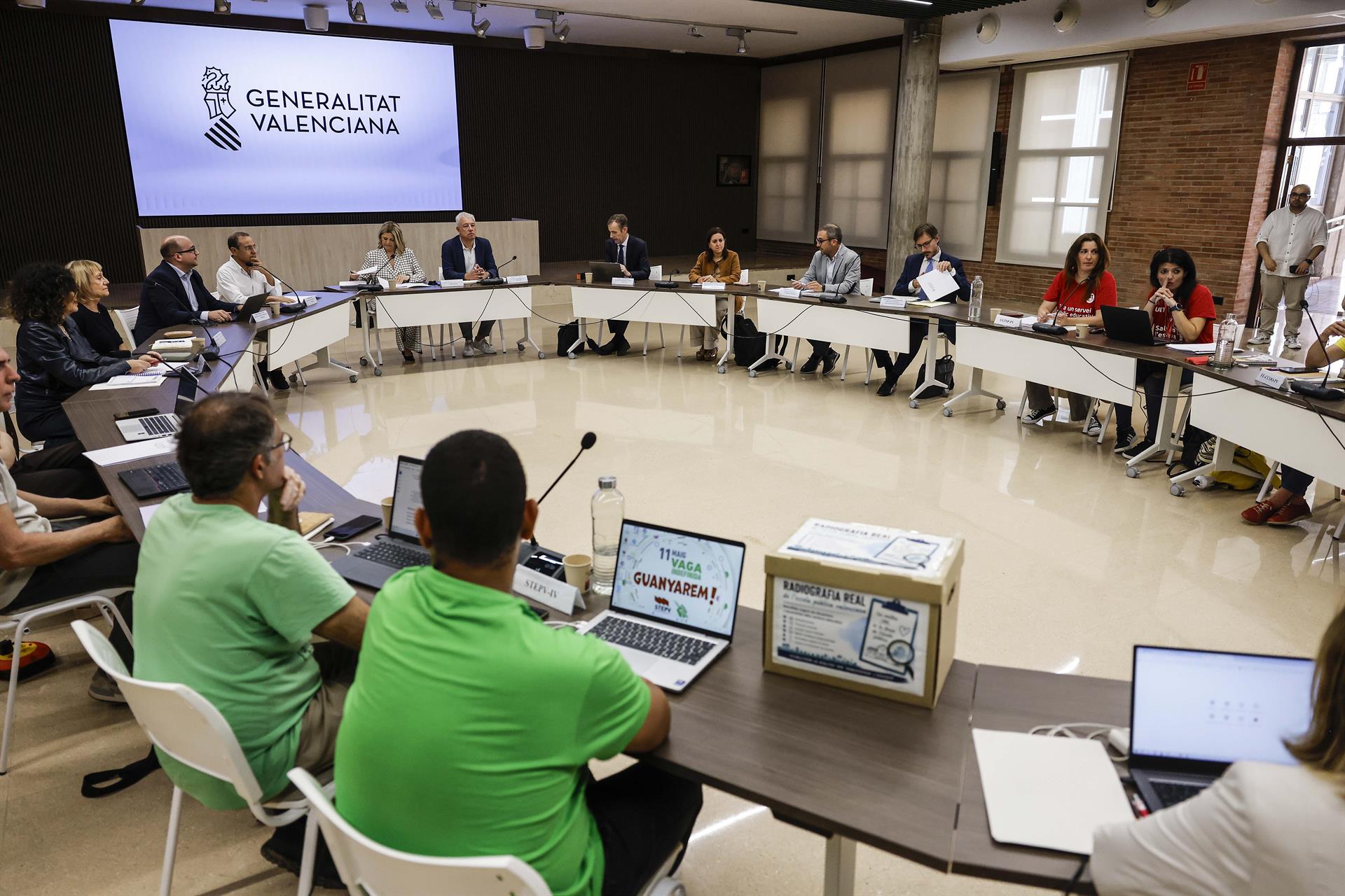 Taula de negociació entre els sindicats docents i la Conselleria d'Educació | Rober Solsona | EP