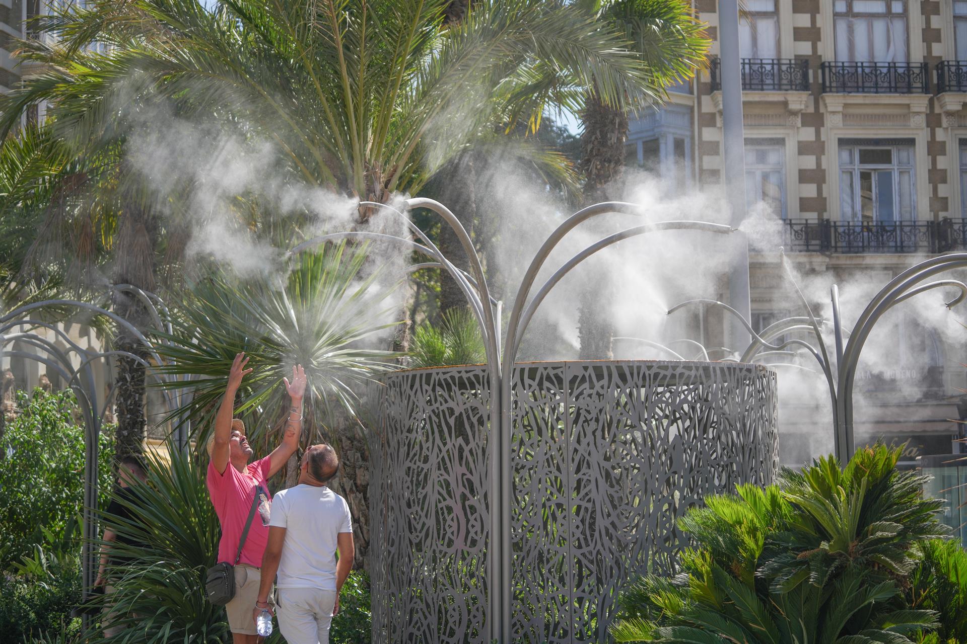 Fonts d'aigua vaporitzada per a combatre la calor a València | Jorge Gil | EP