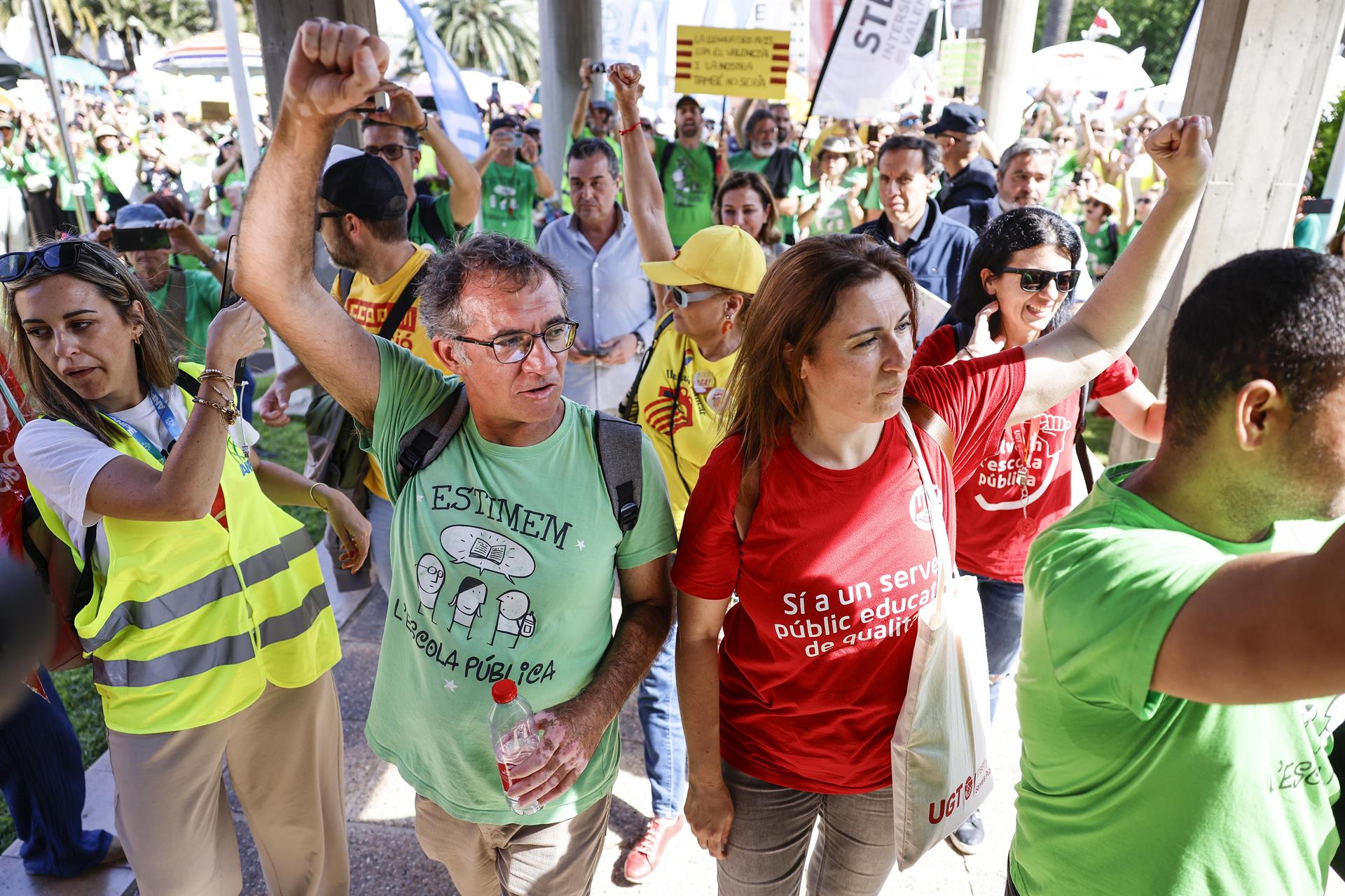 Representants d'rganitzacions sindicals a l'eixida de la Conselleria d'Educació | Rober Solsona | EP