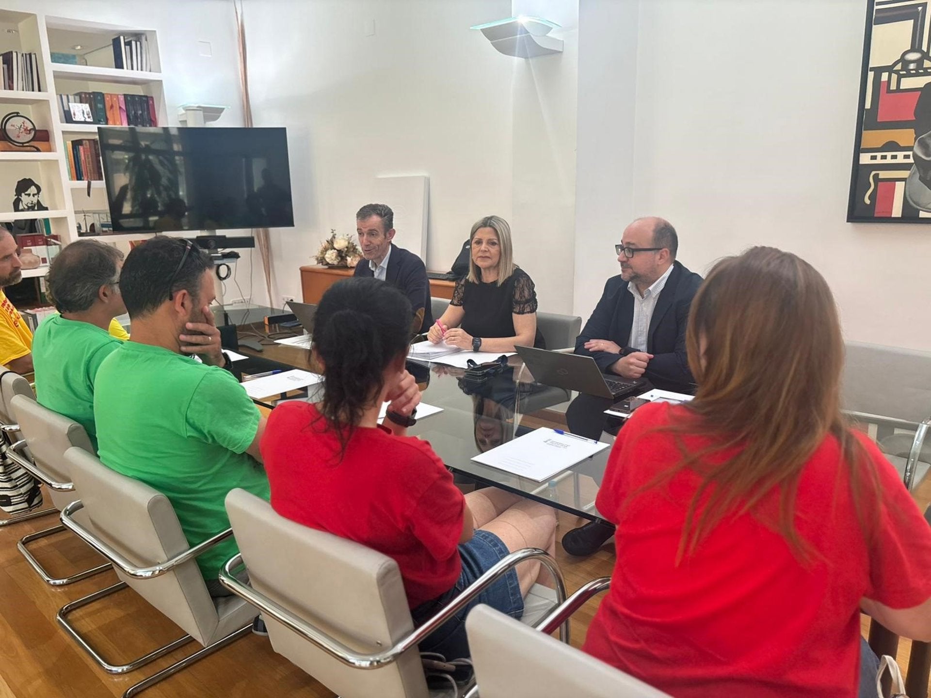 La consellera d'Educació, Carmen Ortí, reunida amb els representants de l'STEPV, CCOO i UGT | EP