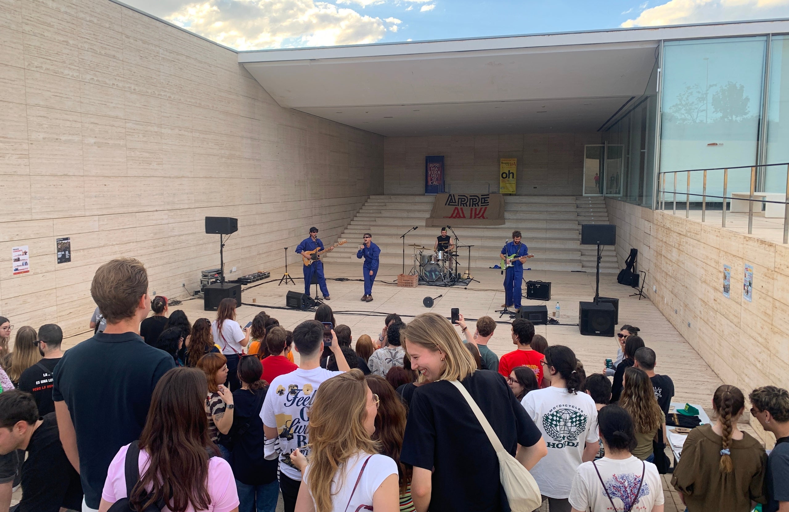 El Voluntariat Lingüístic de la UA tanca el curs amb un concert d'Arre-A.K.