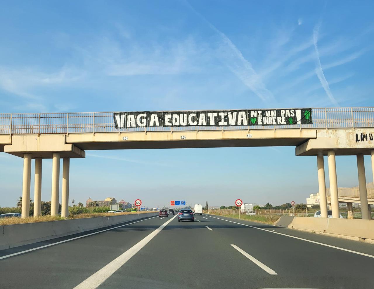 A nombrosos ponts han aparegut pancartes en suport a la vaga educativa