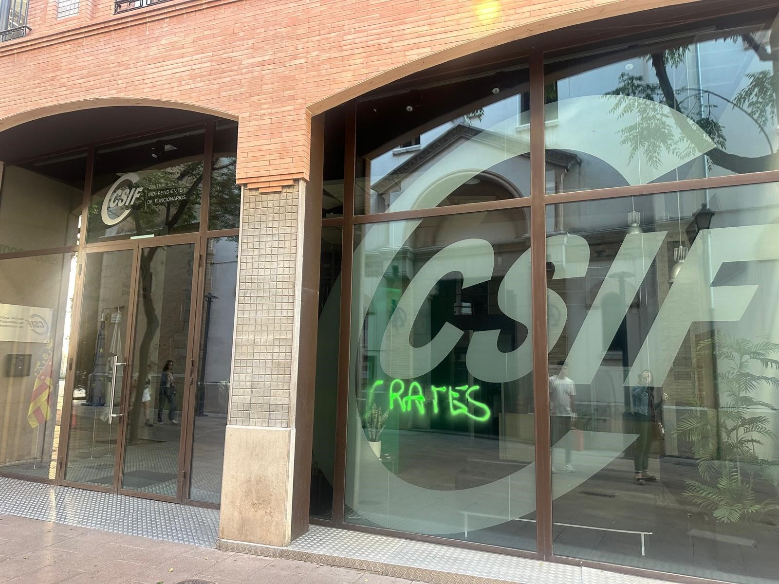 La seu del CSIF amb la pintada, aquest matí | CSIF