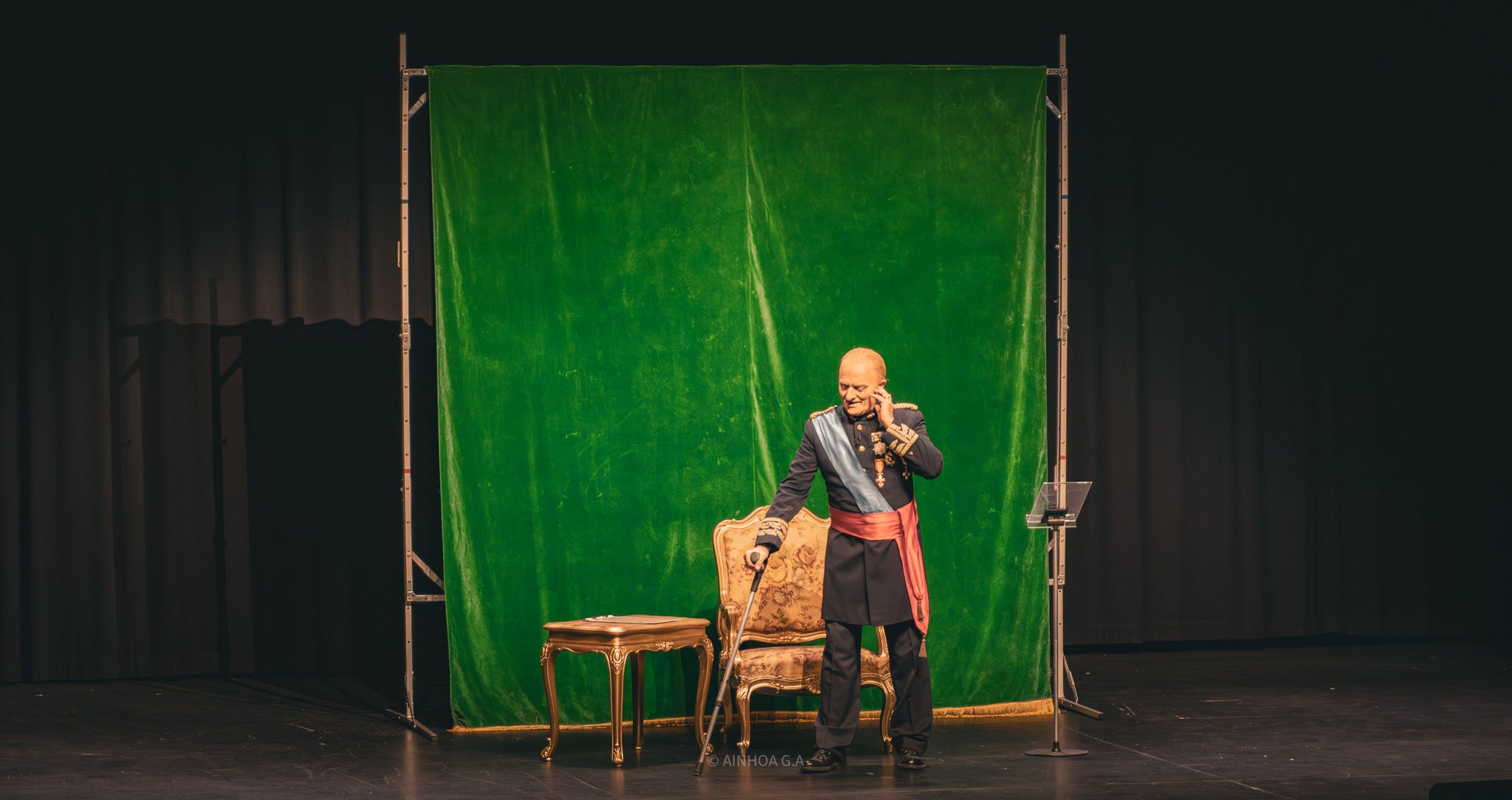 Toni Albà, caracteritzat com a Joan Carles I, en ple espectacle