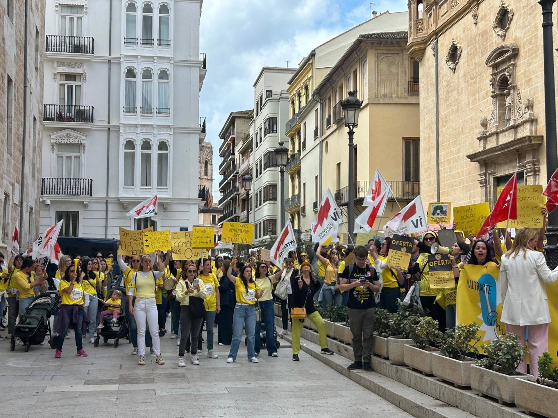 Protesta del professorat d'escoles infantils davant les Corts