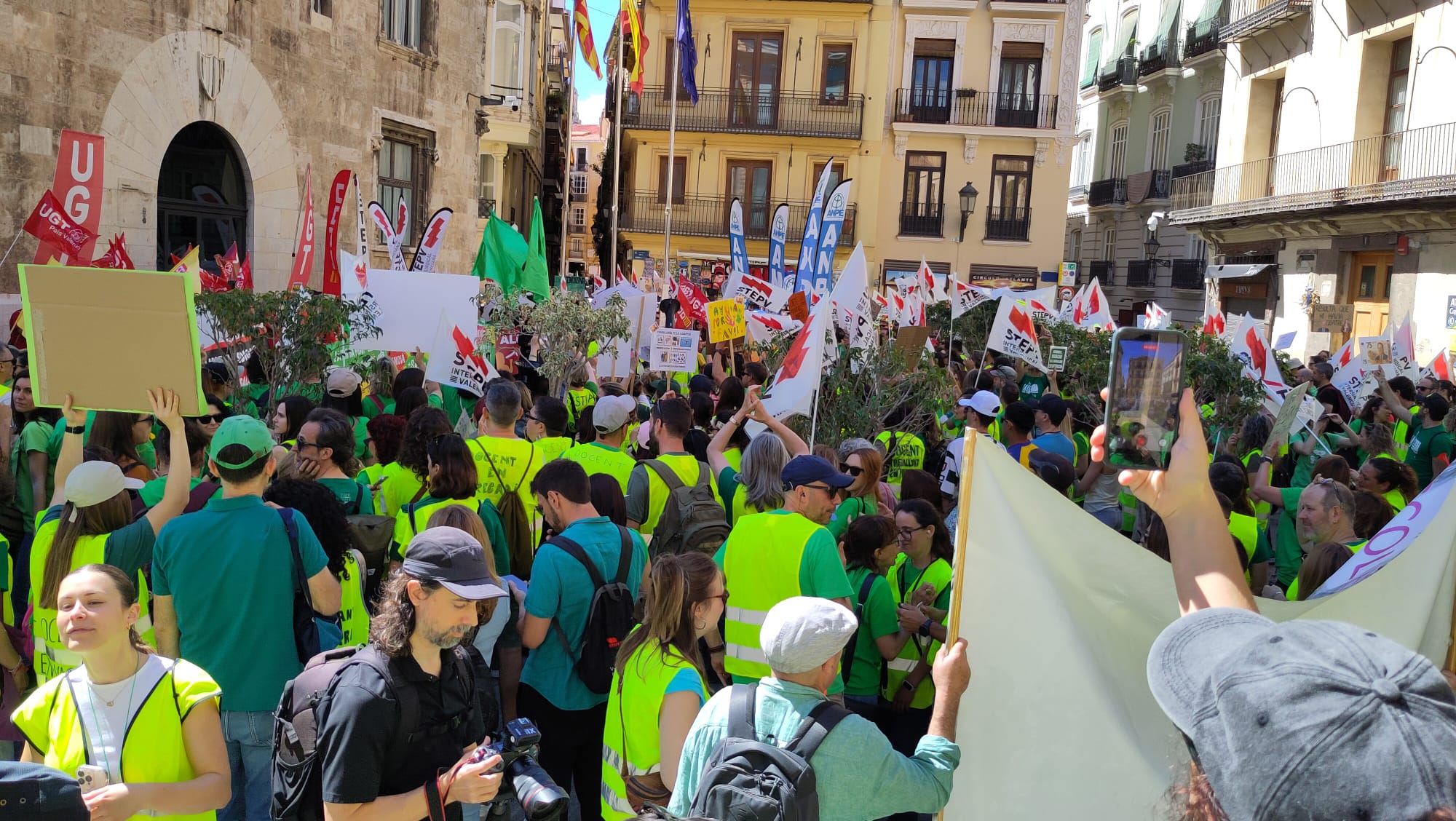 Milers de docents s'han concentrat sorollosament davant del palau de la Generalitat