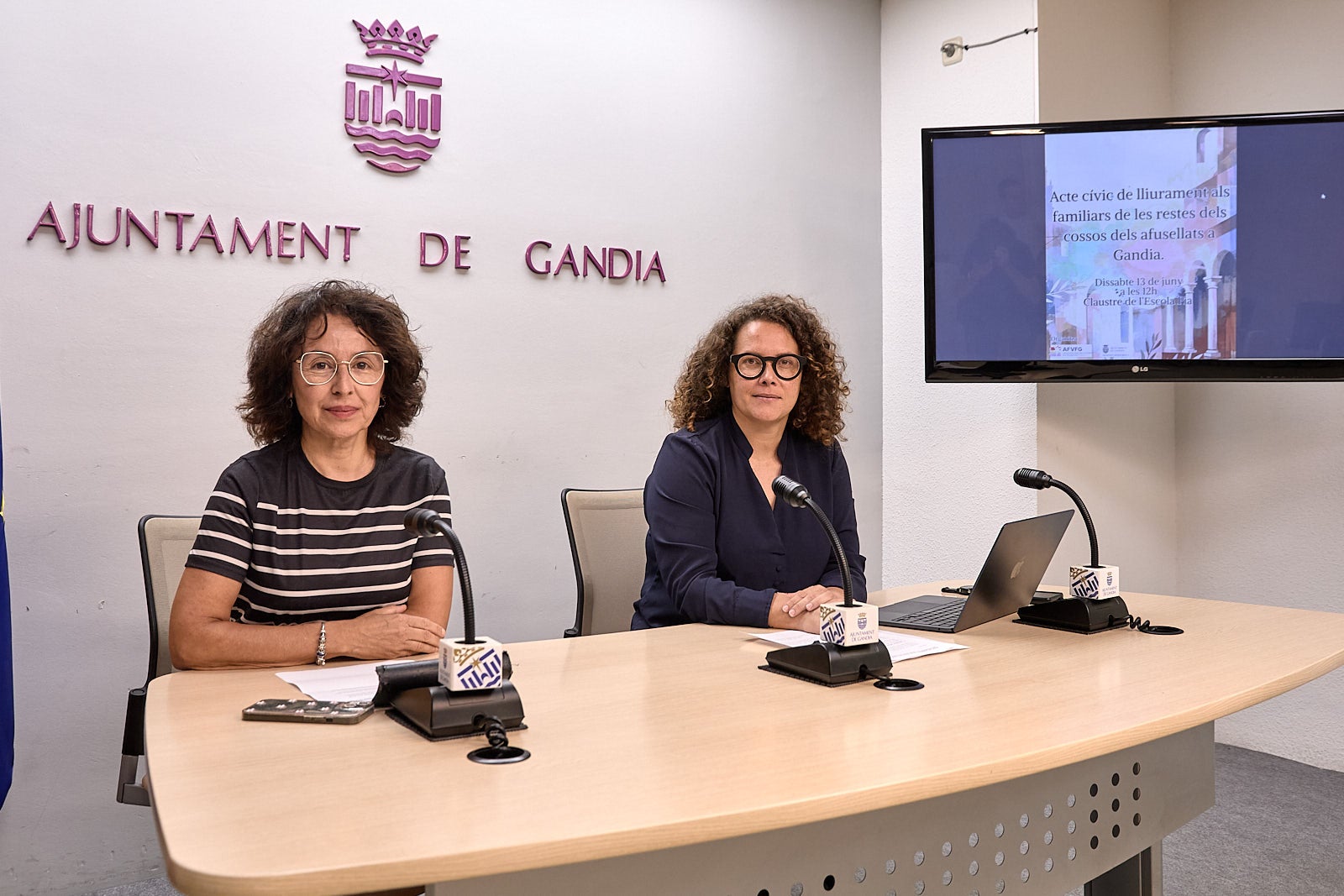 La presidenta de l’Associació de Familiars de Víctimes del Franquisme de les Fosses de Gandia, Núria Martín (esquerra) i la regidora de Memòria Democràtica, Alícia Izquierdo, al consistori. / Natxo Francés