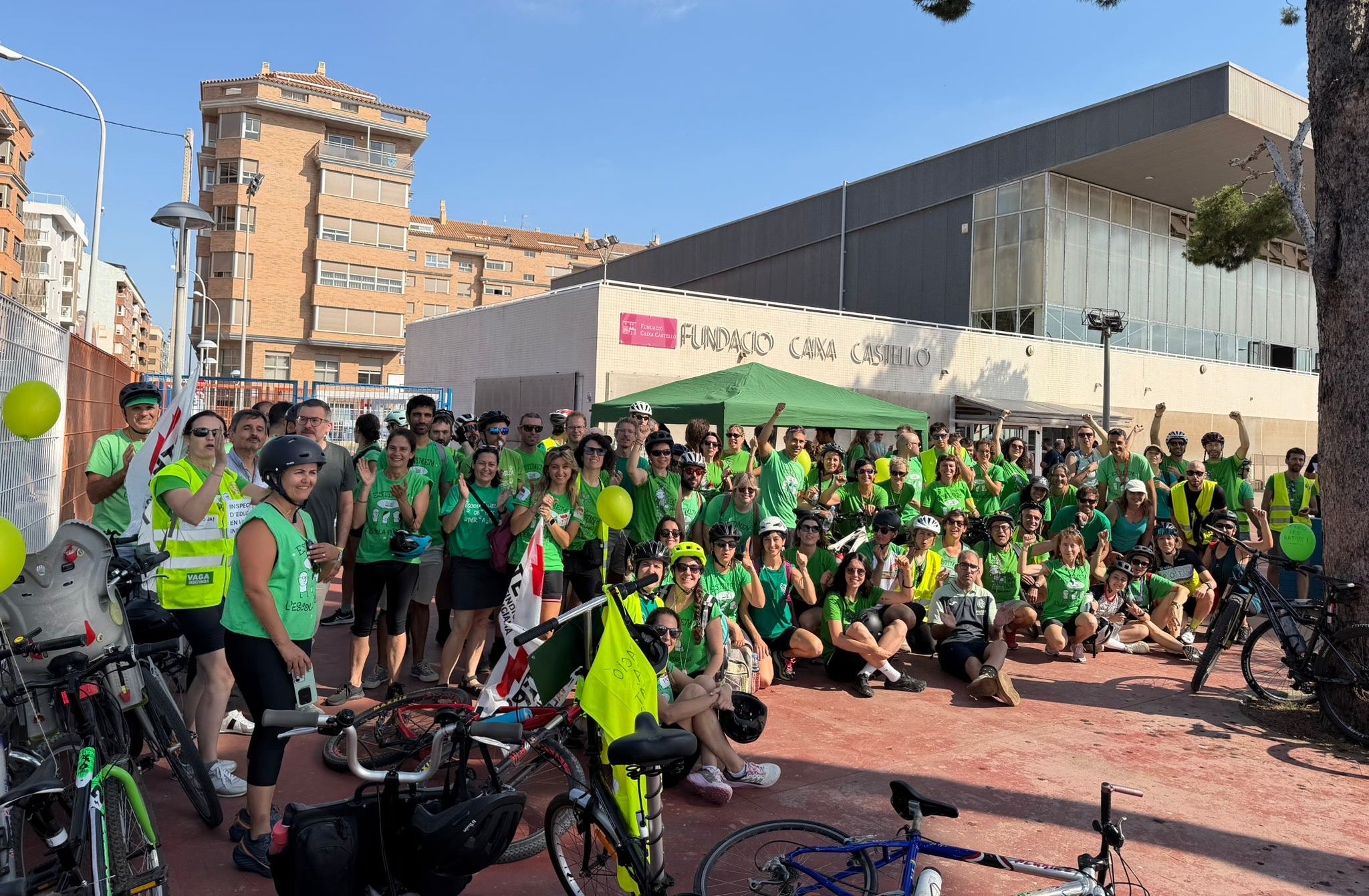 Participants en la marxa ciclista lenta per l'escola pública, entre Castelló de la Plana i Vila-real, el 8 de juny del 2026