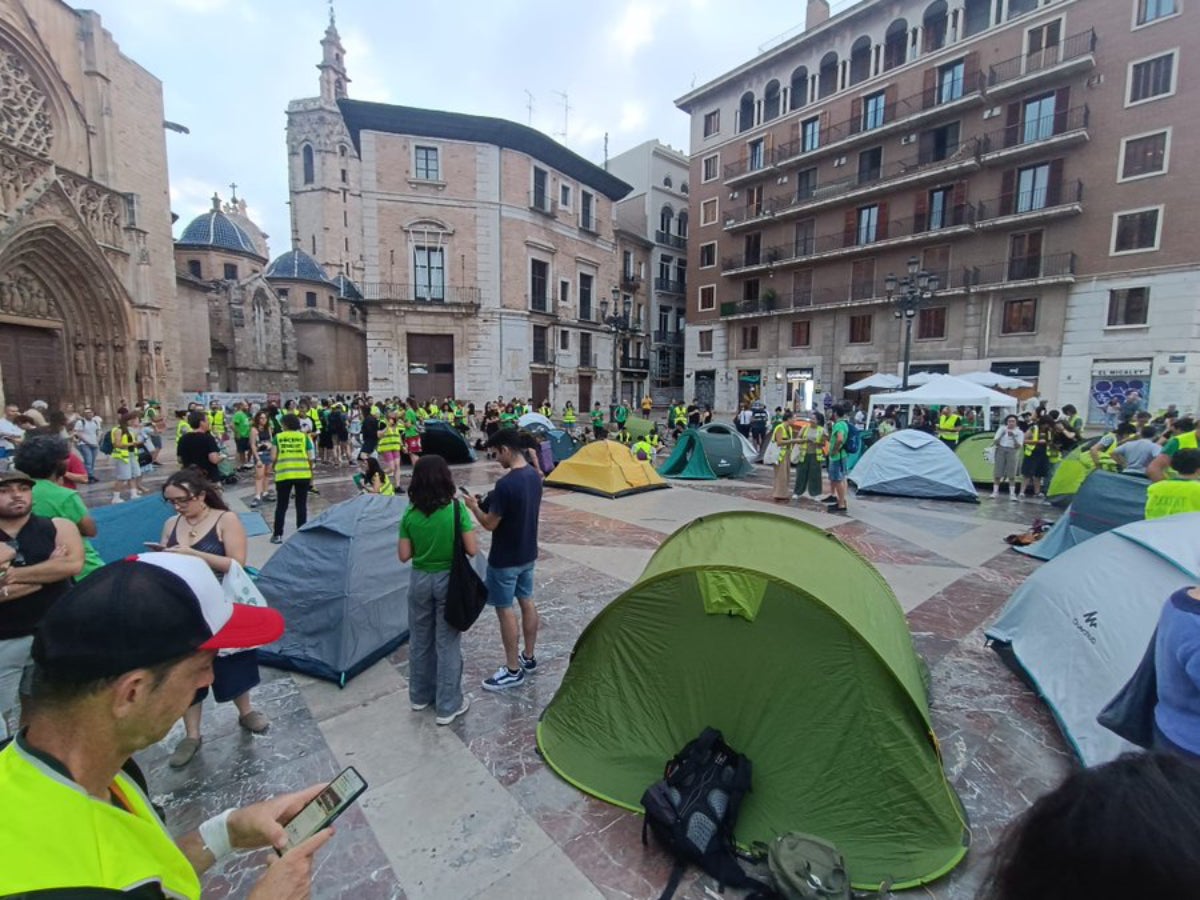 Els docents han acampat a la plaça de la Marededéu de València
