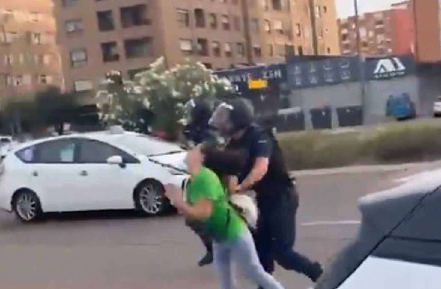 Moment en què un policia agredeix una mestra sense cap provocació prèvia