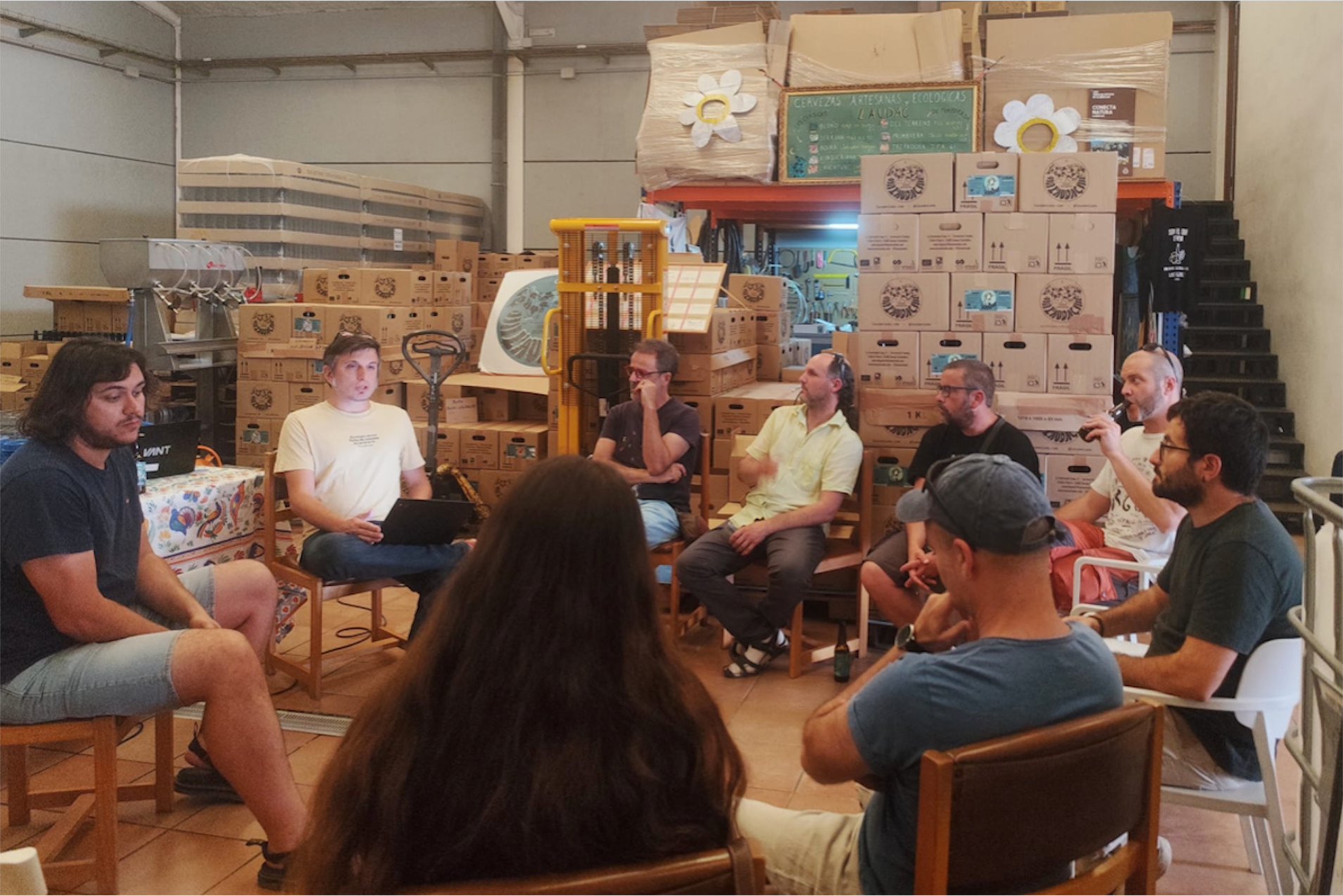 Membres de la Coordinadora Camperola del País Valencià (CCPV-COAG) i de l'ONG Mundubat durant la sessió informativa celebrada a Soneixa
