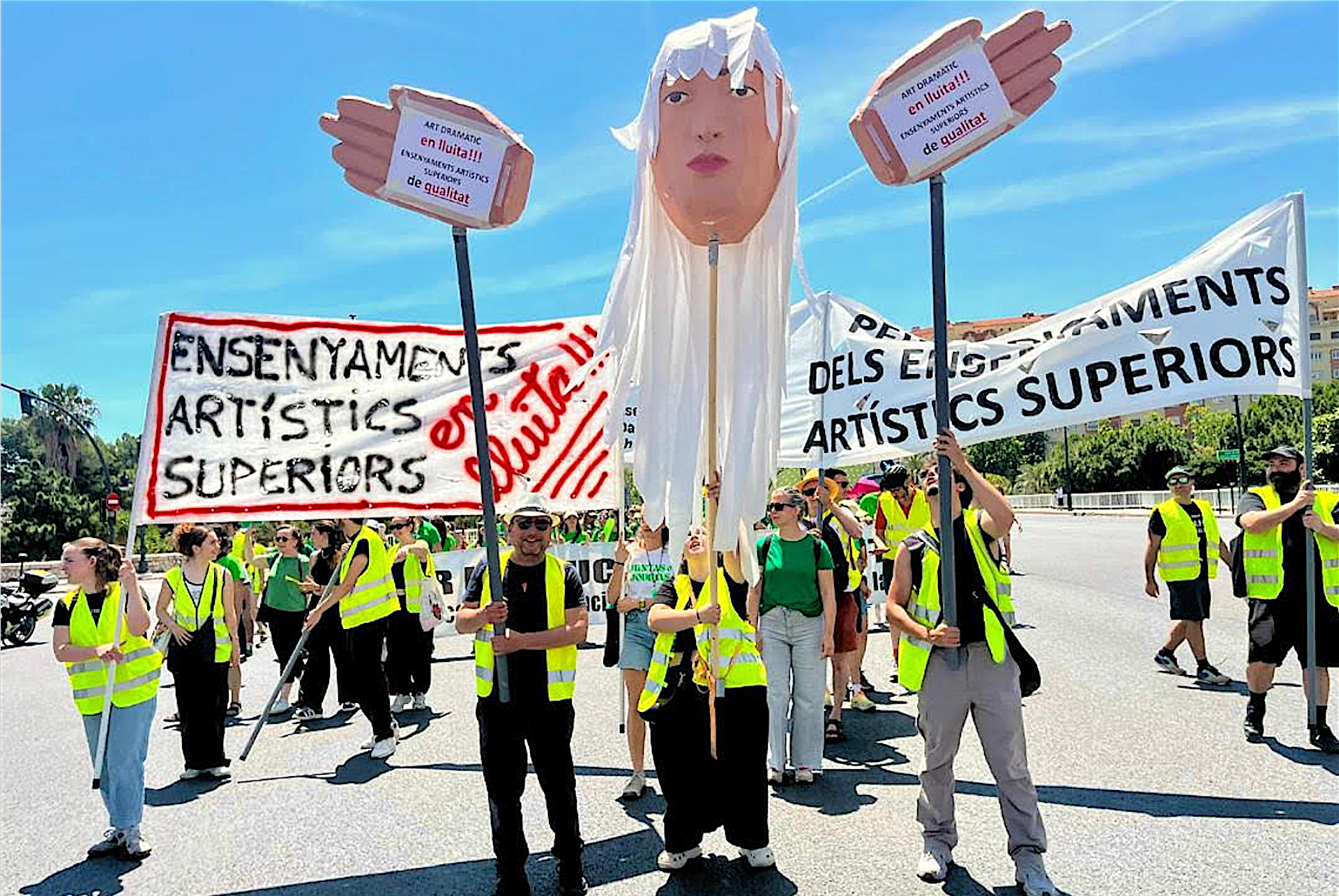 Docents d'Ensenyaments Artístics Superiors es manifesten a València per l'educació pública, durant la vaga indefinida, el 27 de maig del 2026