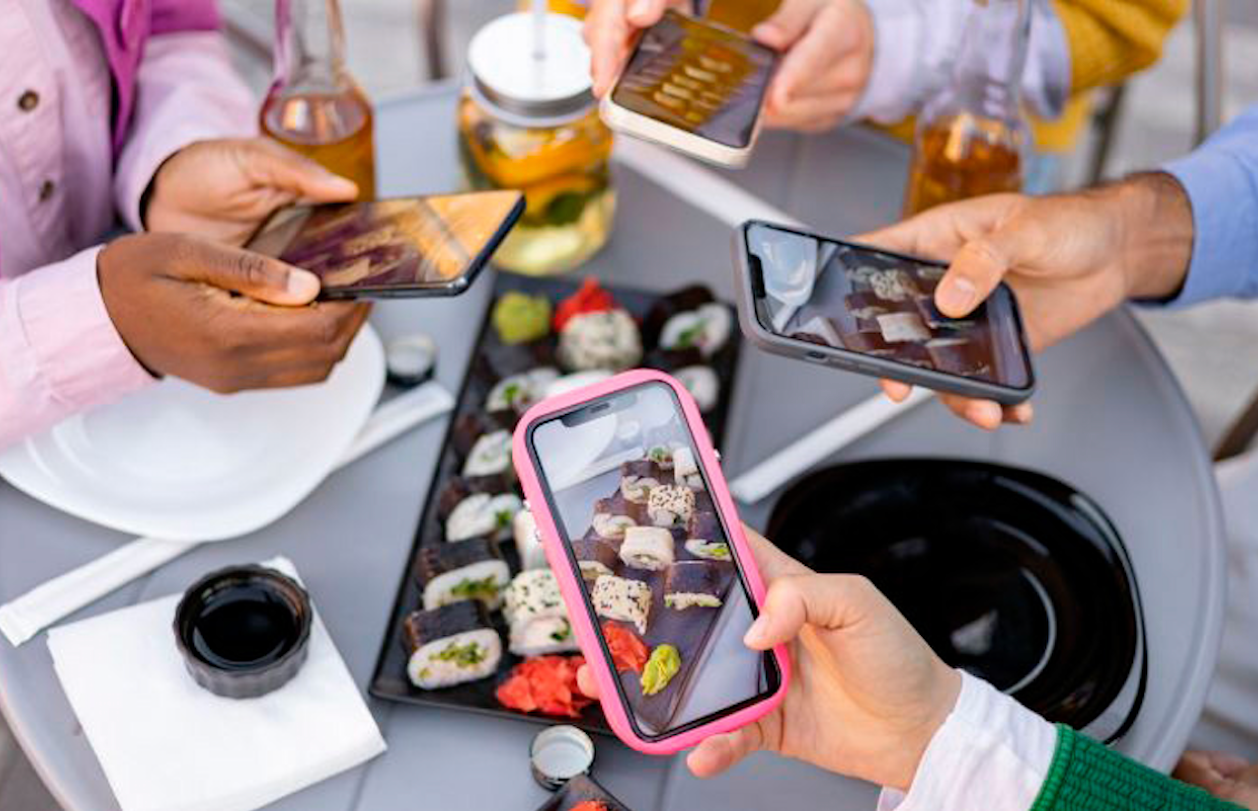 Amics fotografiant sushi junts | iStock | AMIC
